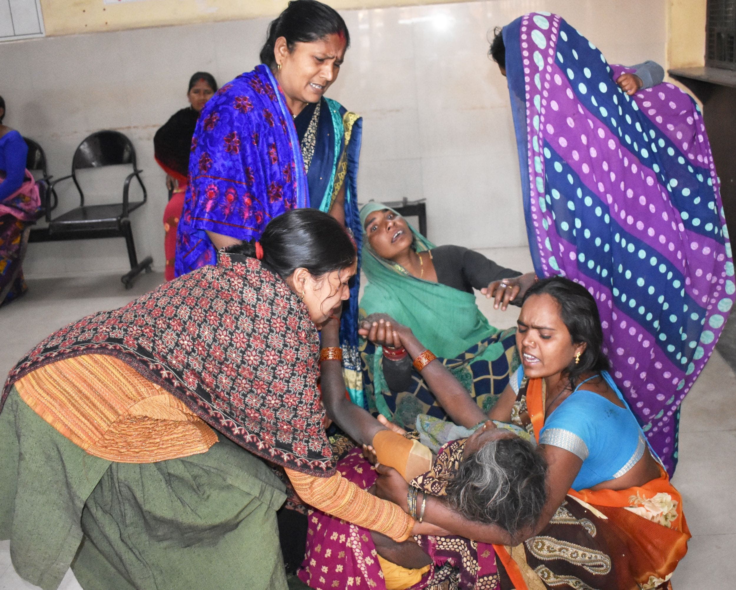 लि अस्पताल में रोते बिलखते मृतक के परिजन। संवाद लि अस्पताल में रोते बिलखते मृतक के परिजन। संवाद