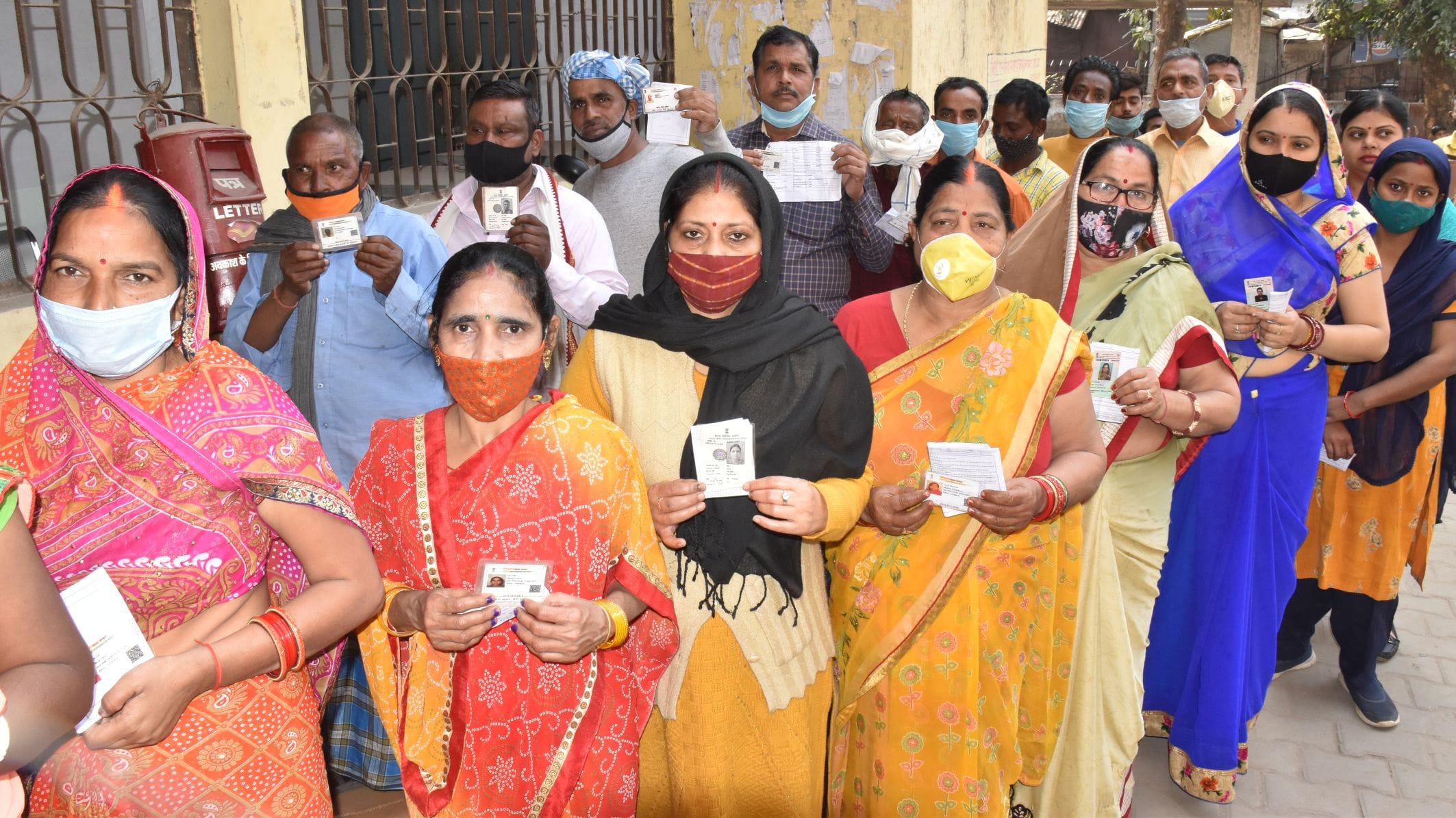 सेवायोजन कार्य स्थल पर बनाये गये मतदान स्थल पर मतदान करने के लिए लगी मतदाताओं की कतार।-संवाद