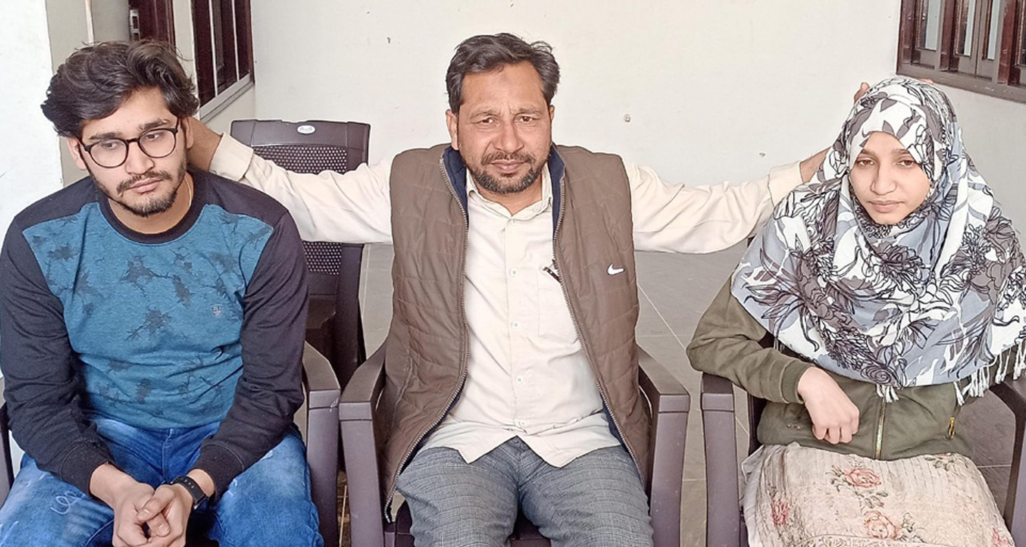 यूक्रेन से लौटे बेटे तालिब व बेटी सदफ को दुलारते पिता यूक्रेन से लौटे बेटे तालिब व बेटी सदफ को दुलारते पिता