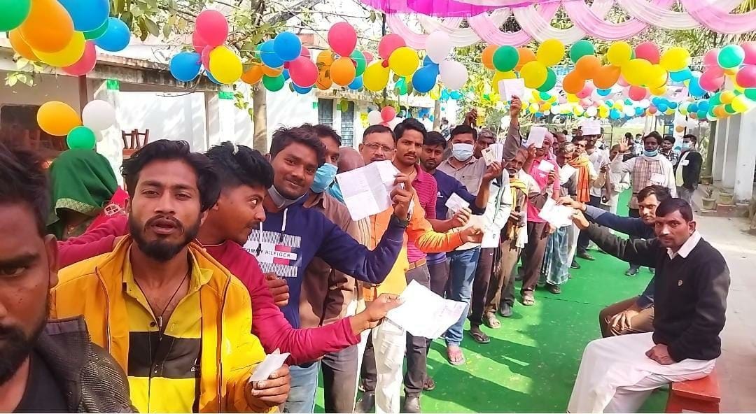 कमालपुर मतदान केंद्र में लगी लंबी लाइन कमालपुर मतदान केंद्र में लगी लंबी लाइन