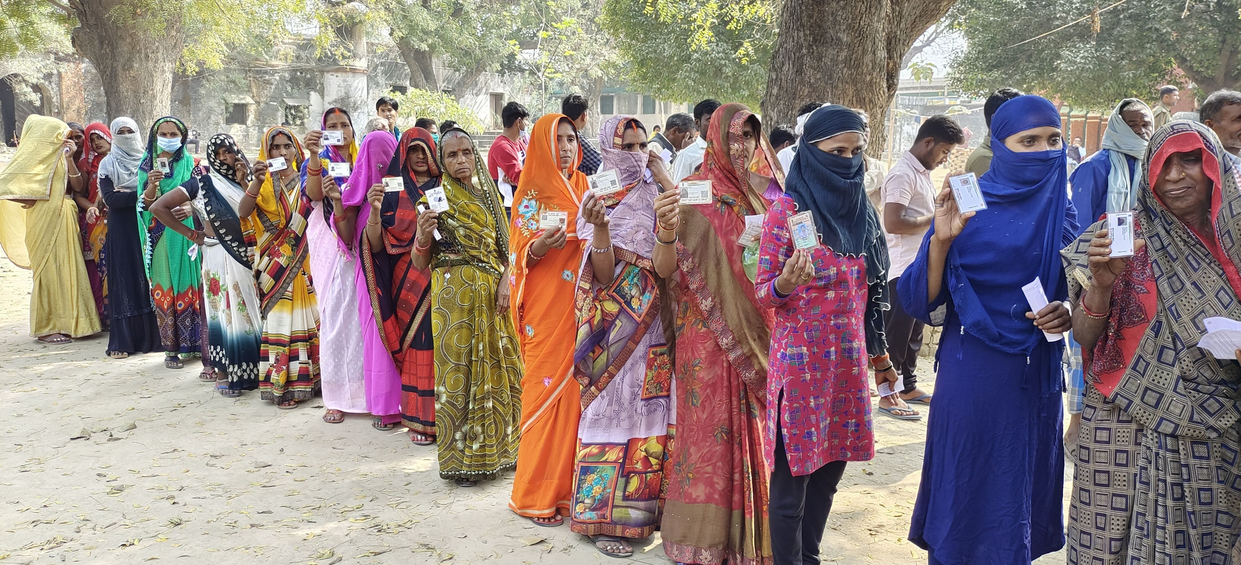 चायल स्थित प्राथमिक विद्यालय प्रथम मतदान केंद्र में मतदान करने के लिए लगी लाइन चायल स्थित प्राथमिक विद्यालय प्रथम मतदान केंद्र में मतदान करने के लिए लगी लाइन