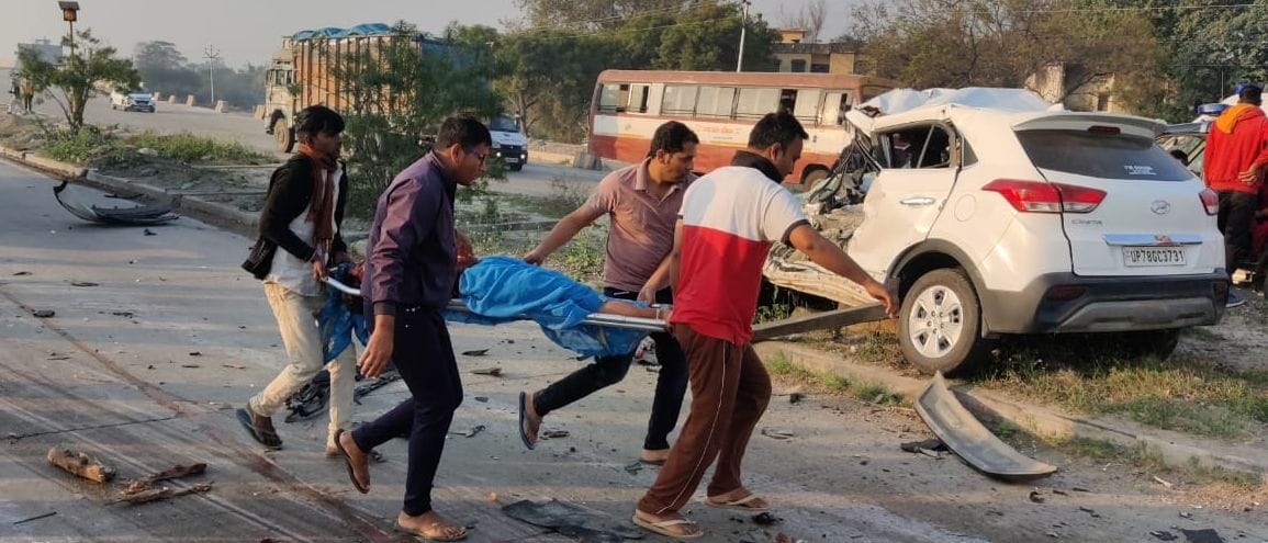 हादसा स्थल से घायल को उपचार के लिए ले जाते लोग। संवाद हादसा स्थल से घायल को उपचार के लिए ले जाते लोग। संवाद