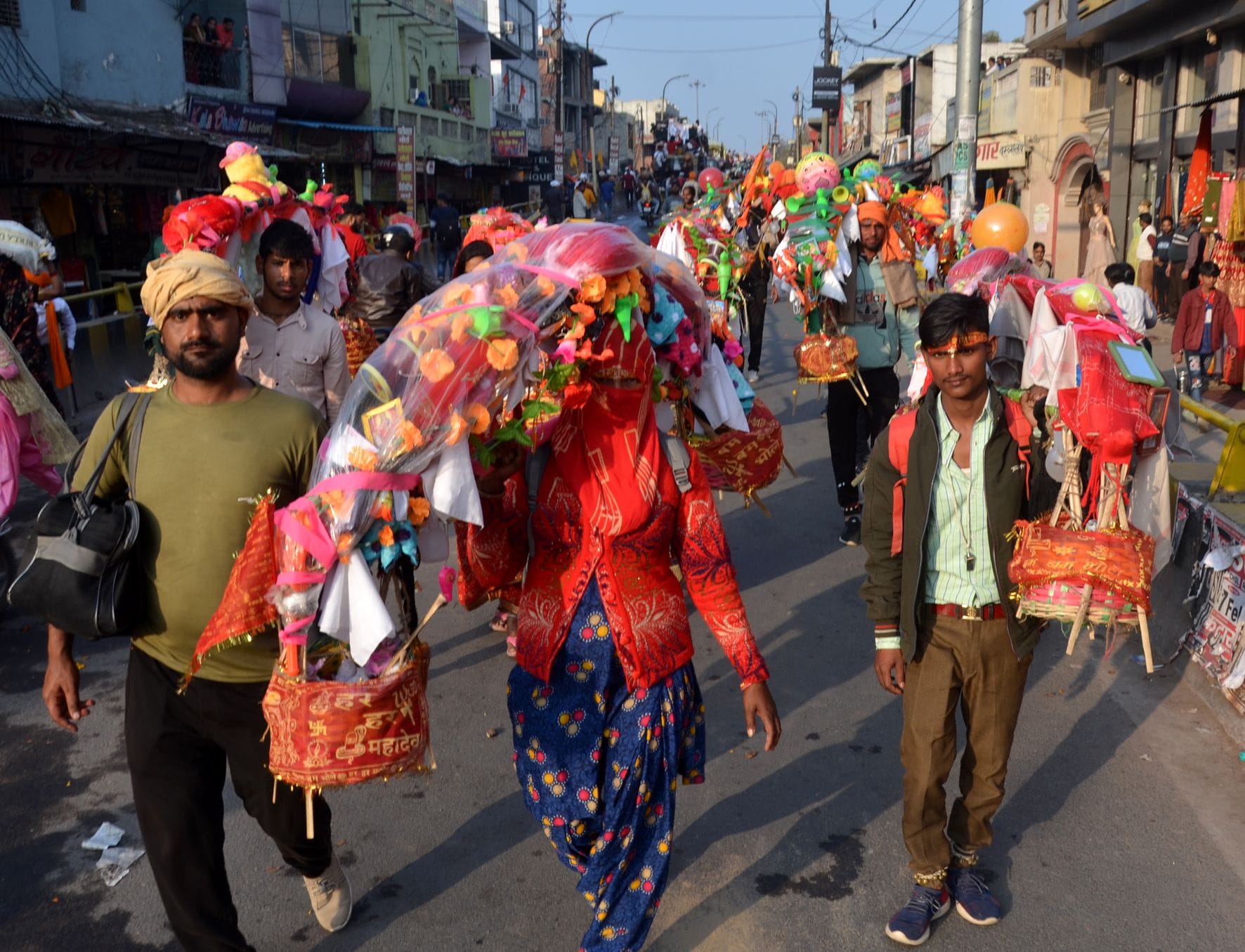 मीनाक्षी पुल पर महाशिव रात्रि पर कांवड लेकर जाते कांवड़िया । 