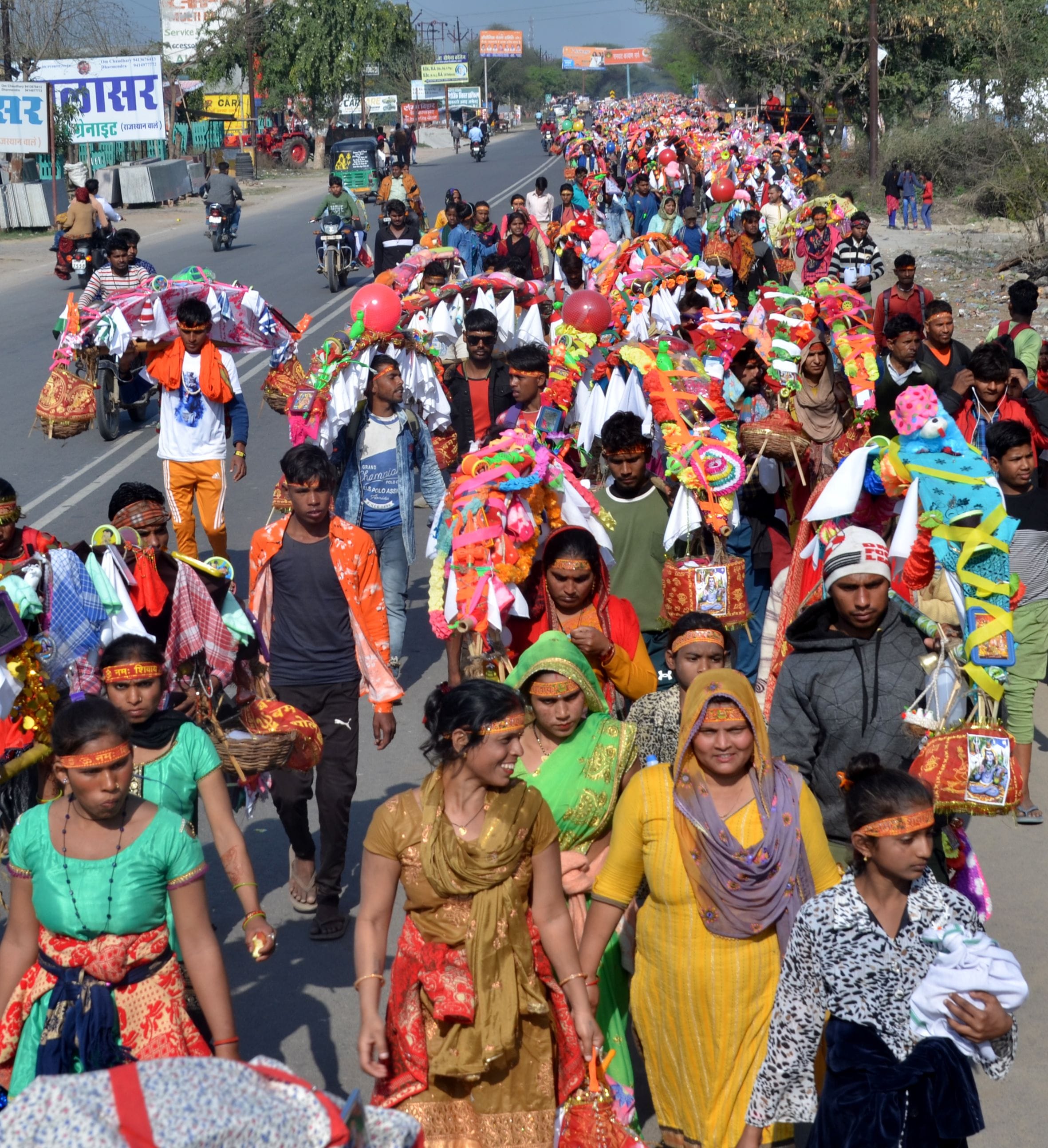 रामघाट रोड से महाशिवरात्रि पर जलाभिषेक के लिए कांवड़ लेकर जाते श्रद्धालु।