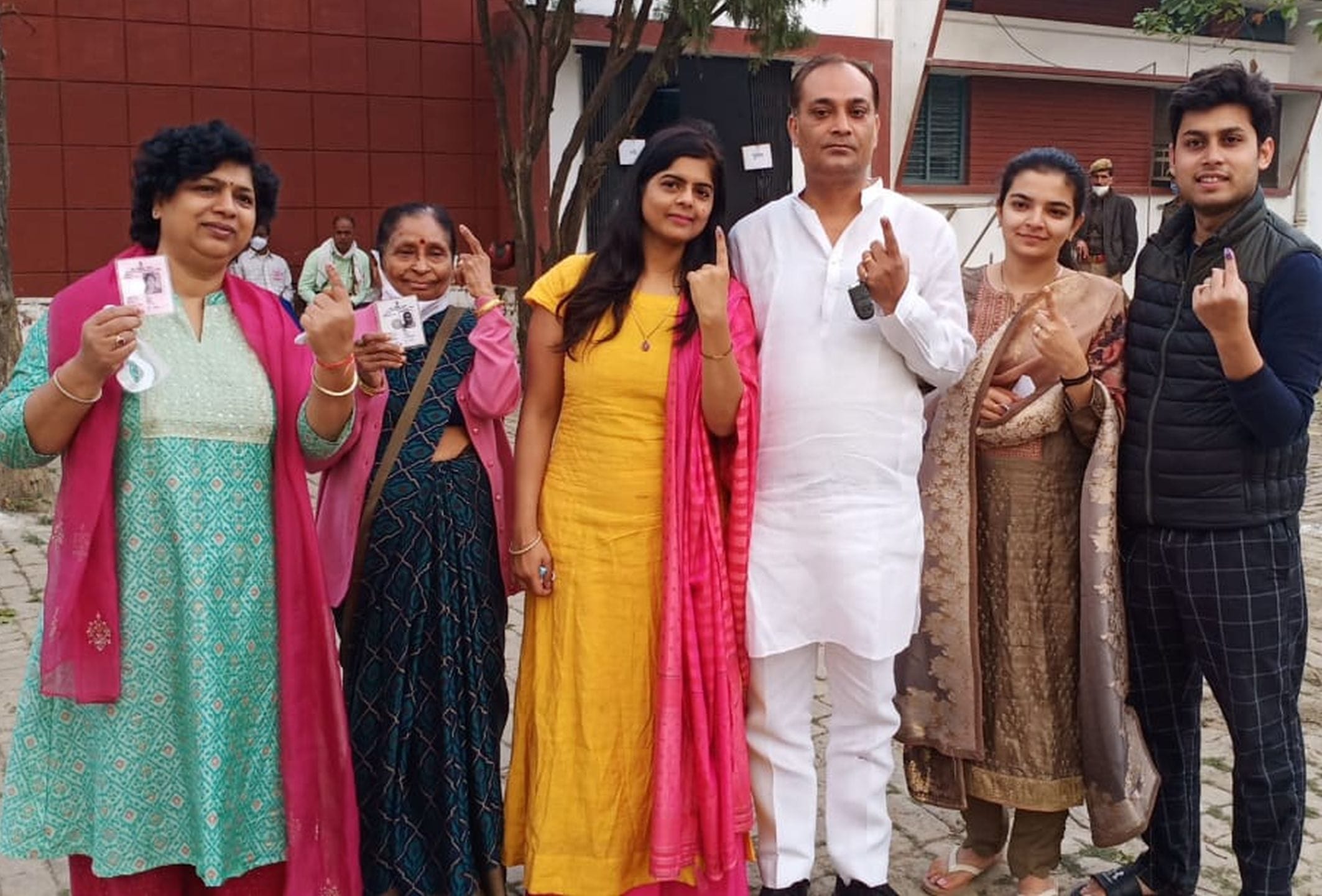 परिवार संग मतदान के लिए पहुंचे मतदाता।-संवाद