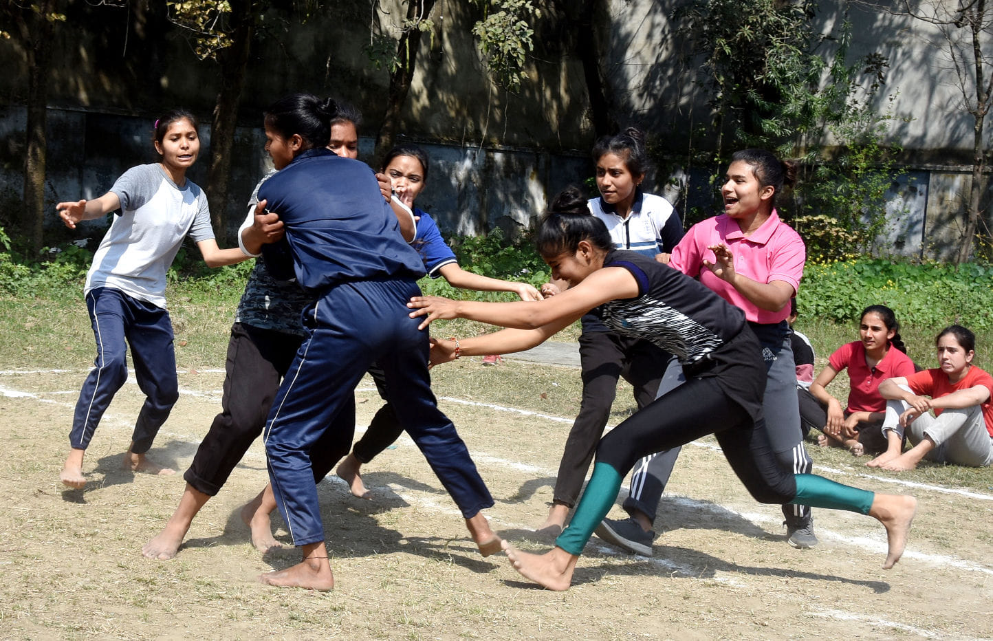 मुन्ना लाल डिग्री में आयोजित कबड्डी प्रमियोगिता में खेलती छात्राएं