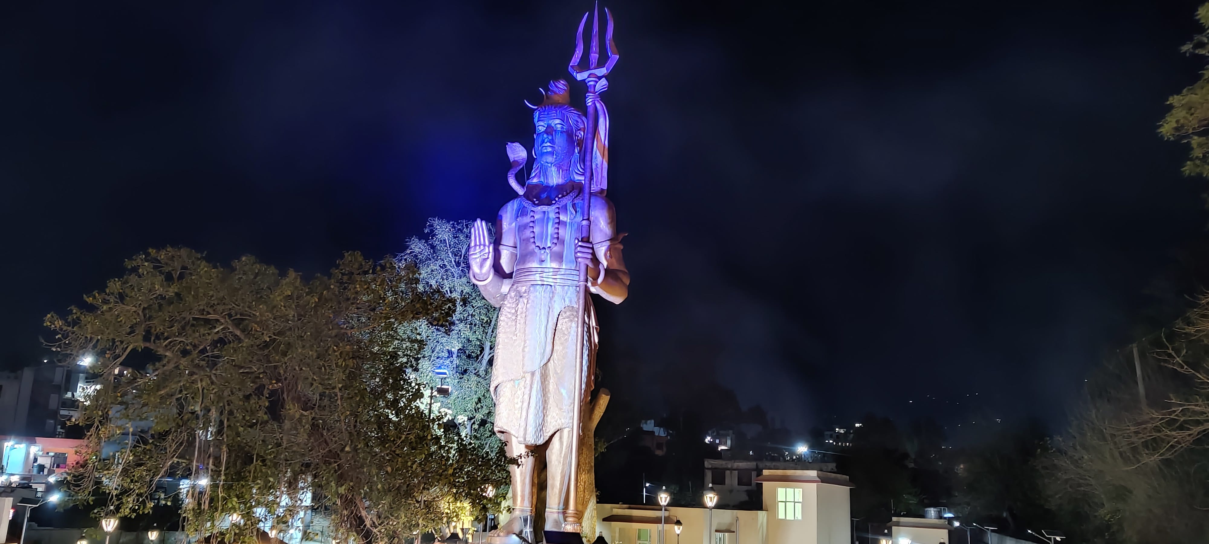 उधमपुर में देविका घाट पर आकर्षित लाइटों से सजाई गई भगवान शिव की प्रतिमा उधमपुर में देविका घाट पर आकर्षित लाइटों से सजाई गई भगवान शिव की प्रतिमा