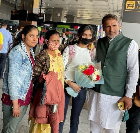 उजरोड से लौटी किरण को लेने एयरपोर्ट पहुंचे परिजन।