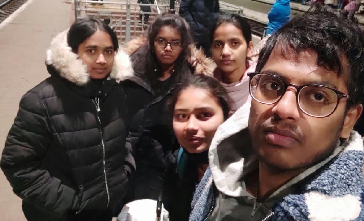 अपने साथियों के साथ साढोली हरिया की काजल अपने साथियों के साथ साढोली हरिया की काजल