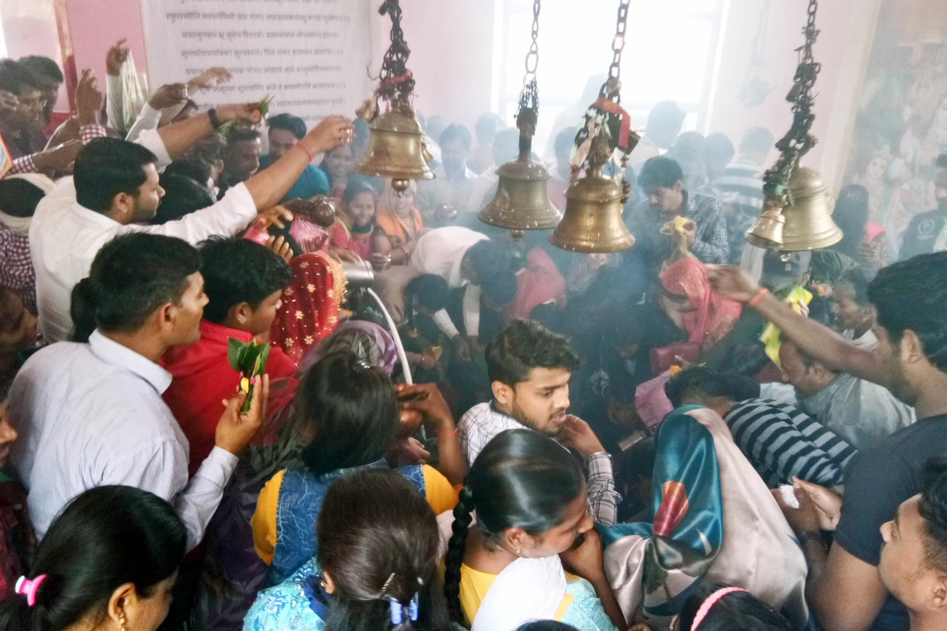 शहर के प्राचीन संगमहेश्वर मंदिर में पूजा अर्चना करती भक्तो की भीड़। शहर के प्राचीन संगमहेश्वर मंदिर में पूजा अर्चना करती भक्तो की भीड़।