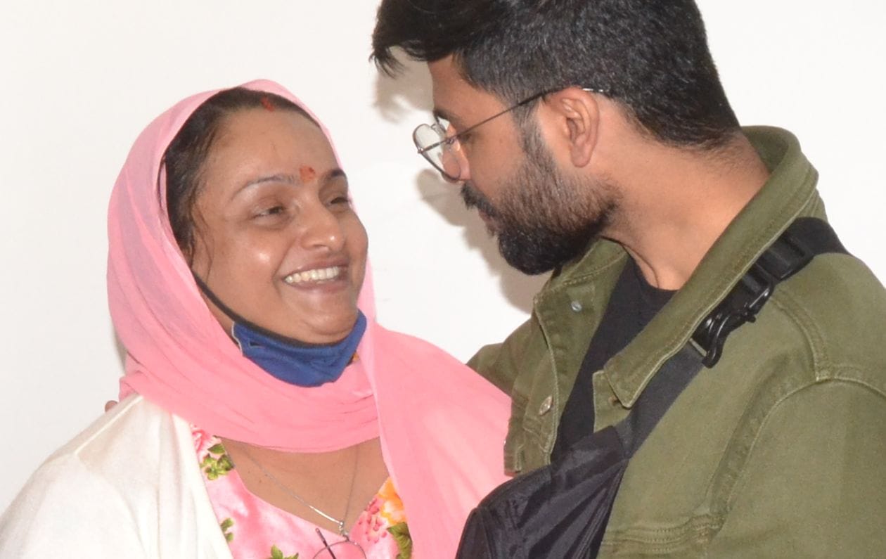 यूक्रेन से हापुड़ पहुंचे आकाश डागर को घर पर देख खुश होती आकाश की माता संवाद यूक्रेन से हापुड़ पहुंचे आकाश डागर को घर पर देख खुश होती आकाश की माता संवाद