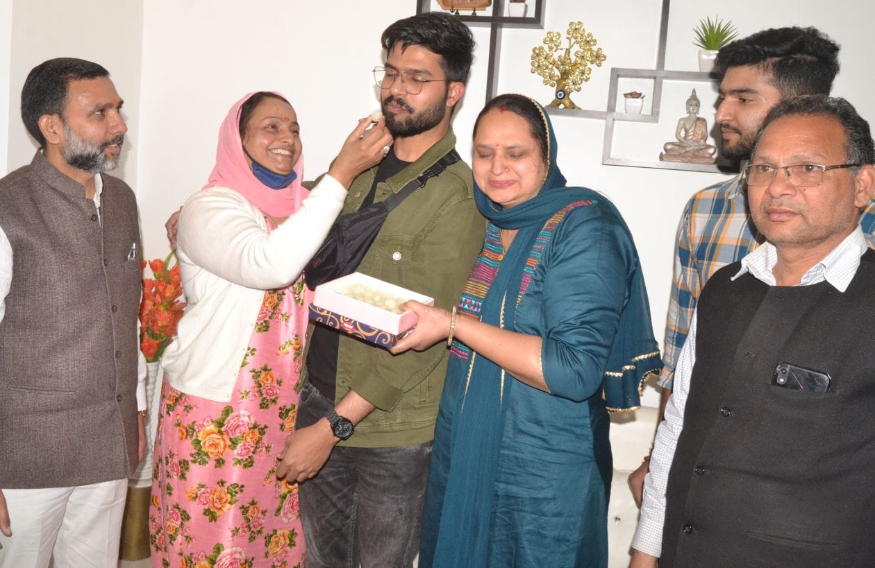 यूक्रेन से हापुड़ पहुंचे आकाश डागर को घर पर मिठाई खिलाते आकाश की माता संवाद यूक्रेन से हापुड़ पहुंचे आकाश डागर को घर पर मिठाई खिलाते आकाश की माता संवाद