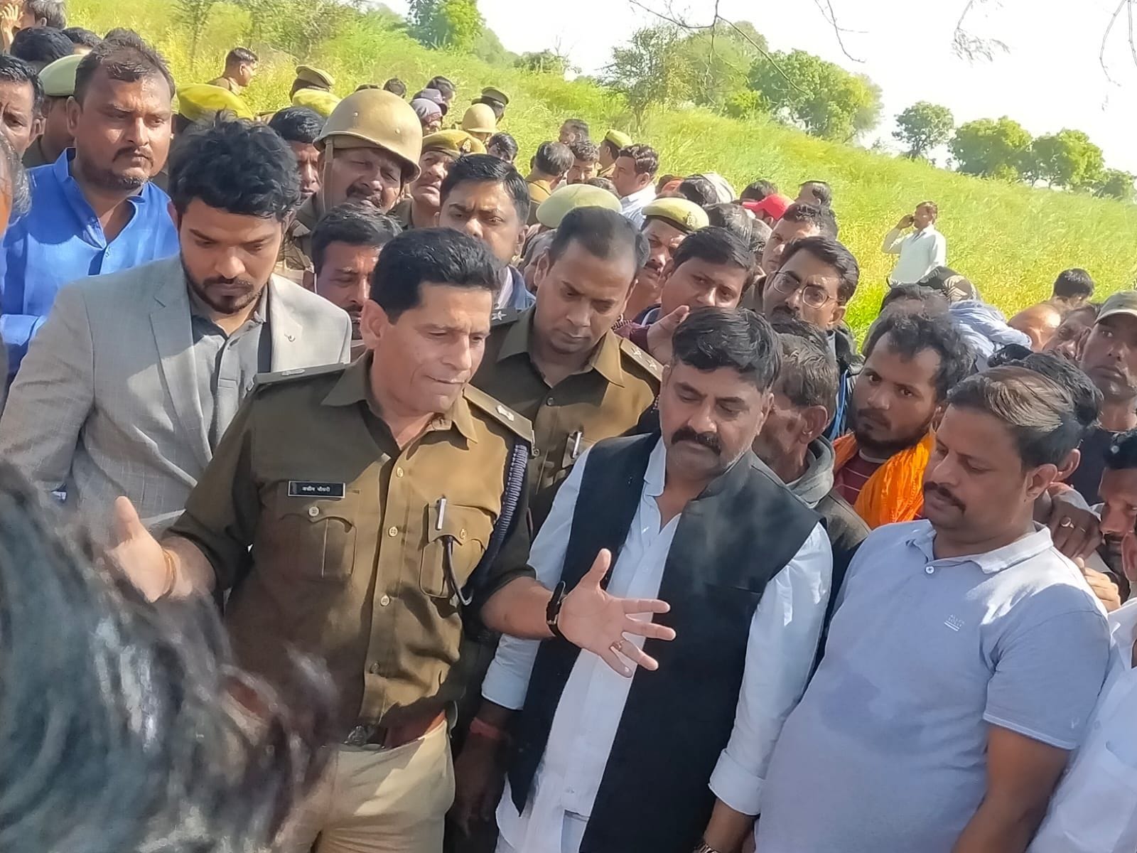 आक्रोशित लोगों को समझाते एएसपी आक्रोशित लोगों को समझाते एएसपी