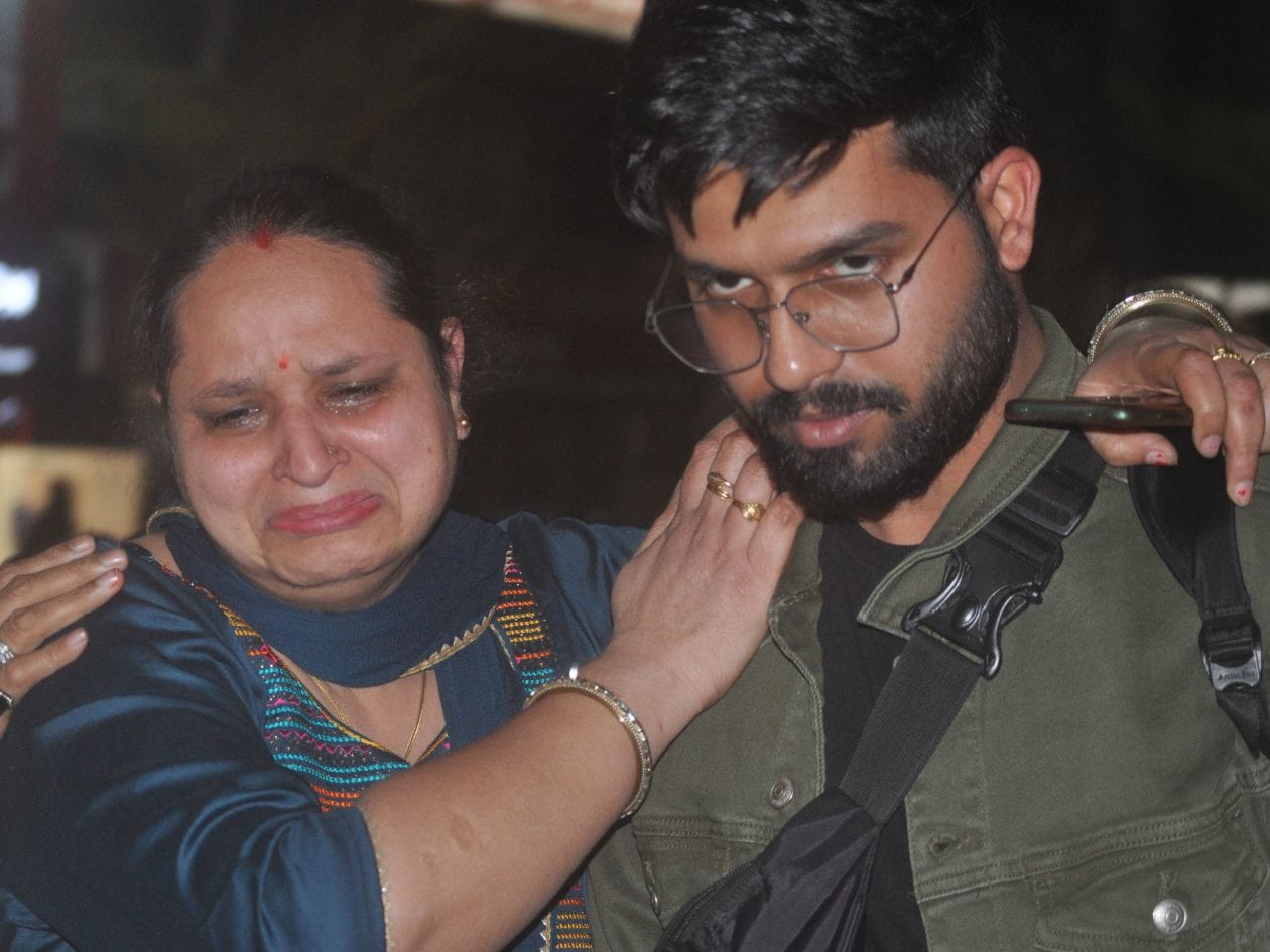 यूक्रेन से हापुड़ पहुंचे आकाश डागर के गले से लगकर ख़ुशी के आंसू नही रोक पाई आकाश की चाची संवाद यूक्रेन से हापुड़ पहुंचे आकाश डागर के गले से लगकर ख़ुशी के आंसू नही रोक पाई आकाश की चाची संवाद