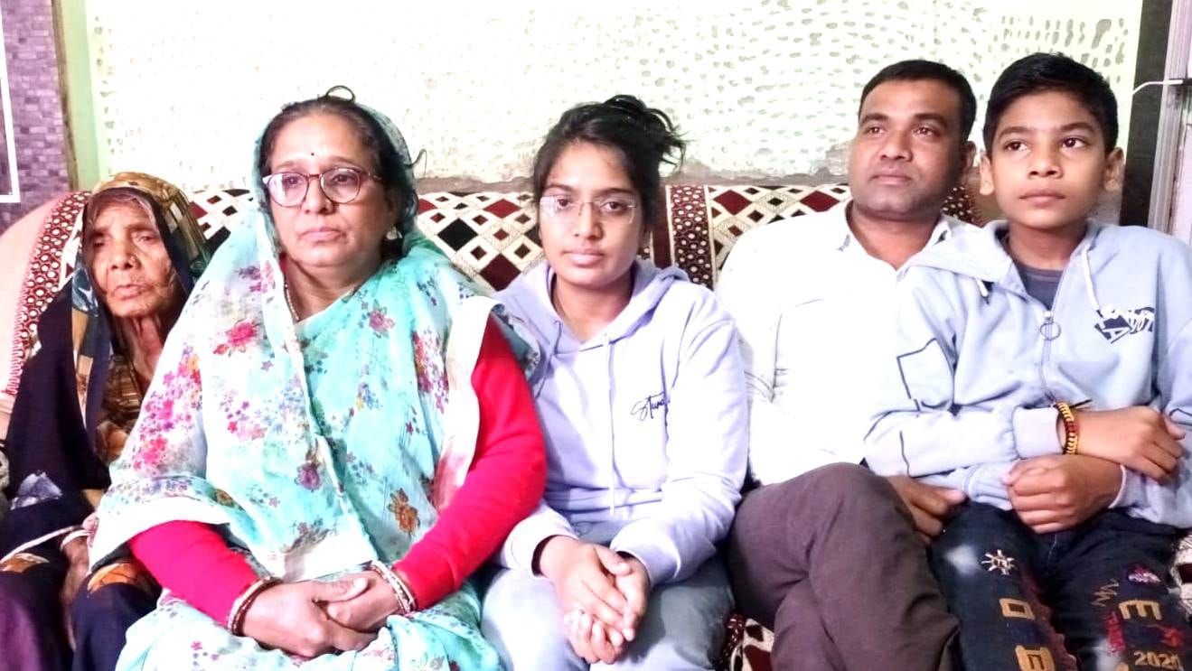 सुकुन से बेठी अपने परिवार के साथ छाया यादव। सुकुन से बेठी अपने परिवार के साथ छाया यादव।