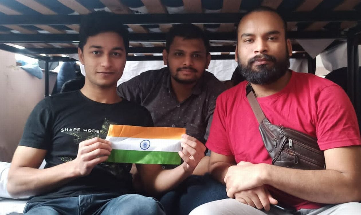 बोर्डर पार करने के बाद शेलटर में शरण लेते छात्र विकल्प भारद्वाज संवाद बोर्डर पार करने के बाद शेलटर में शरण लेते छात्र विकल्प भारद्वाज संवाद