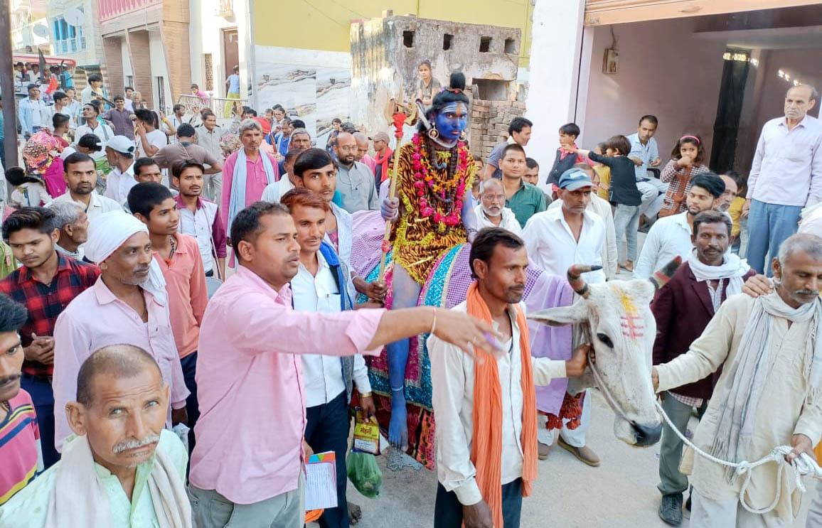 मुस्करा कस्बे में शिव बरात में शामिल भक्त। मुस्करा कस्बे में शिव बरात में शामिल भक्त।