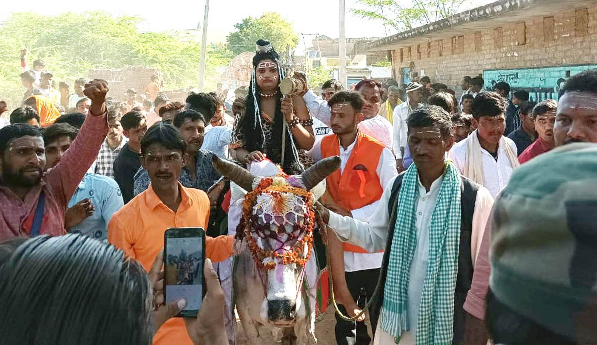 कुरारा क्षेत्र के बेरी गांव स्थित कोटेश्वर धाम में शिव बरात में शामिल भक्त। कुरारा क्षेत्र के बेरी गांव स्थित कोटेश्वर धाम में शिव बरात में शामिल भक्त।