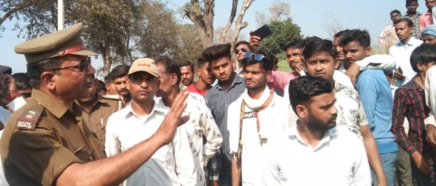 ग्रामीणों को समझाते कस्बा इंचार्ज राजीव सिंह। संवाद