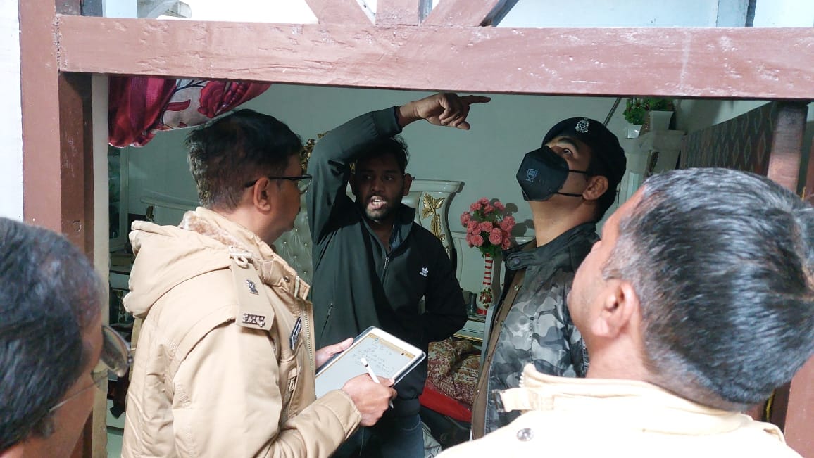 मुजफ्फरनगर : मीरापुर में डकैती की घटना के बाद मौके पर पहुंची जांच पड़ताल करती हुई। मुजफ्फरनगर : मीरापुर में डकैती की घटना के बाद मौके पर पहुंची जांच पड़ताल करती हुई।