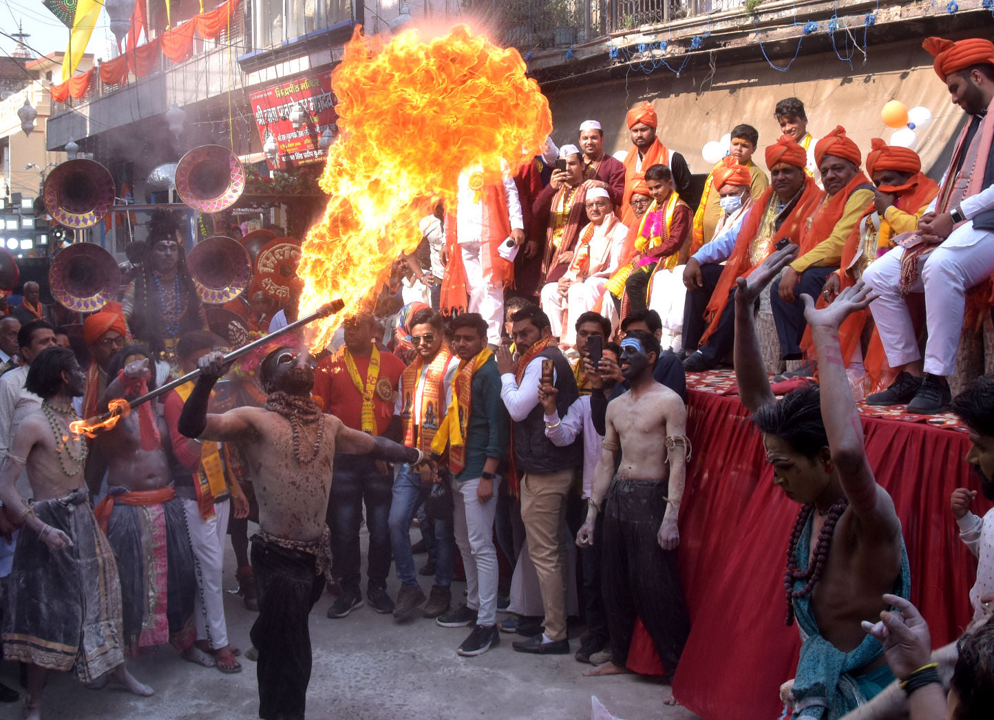 शिवरात्रि पर रानी बाजार स्थित पातालेश्वर महादेव मन्दिर से निकली शोभायात्रा में आग से करतव दिखात शिवरात्रि पर रानी बाजार स्थित पातालेश्वर महादेव मन्दिर से निकली शोभायात्रा में आग से करतव दिखात