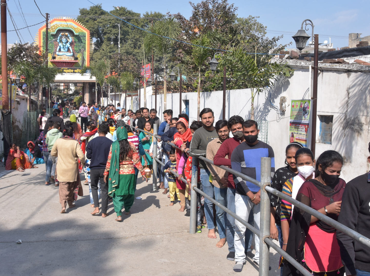 शिवरात्रि पर बागेश्वर महादेव मन्दिर में जलाभिषेक के लिये लगी लाइन शिवरात्रि पर बागेश्वर महादेव मन्दिर में जलाभिषेक के लिये लगी लाइन