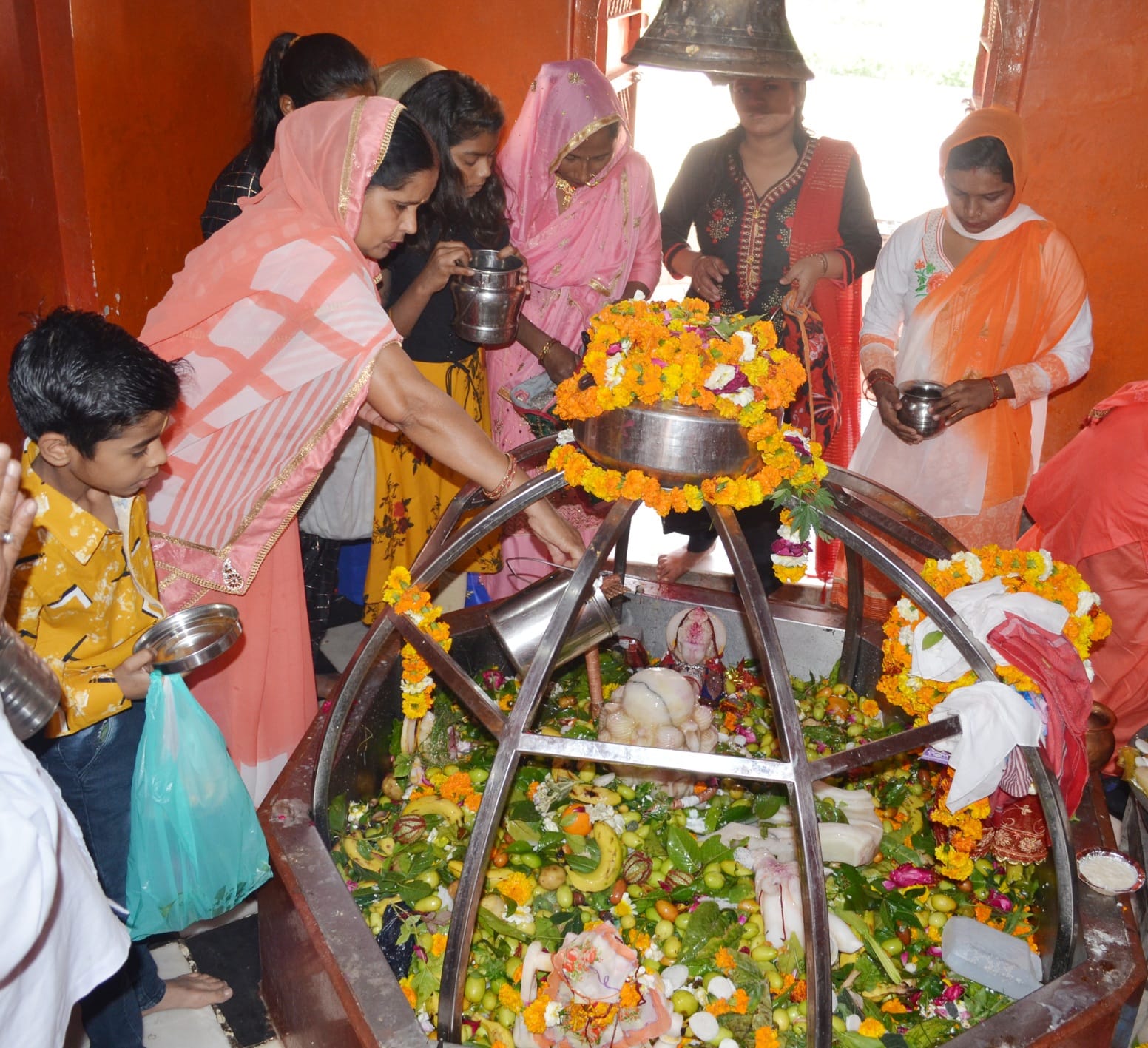 बड़ौत के पंचवटी मंदिर में शिवलिंग पर जलाभिषेक करते श्रद्घालु। बड़ौत के पंचवटी मंदिर में शिवलिंग पर जलाभिषेक करते श्रद्घालु।
