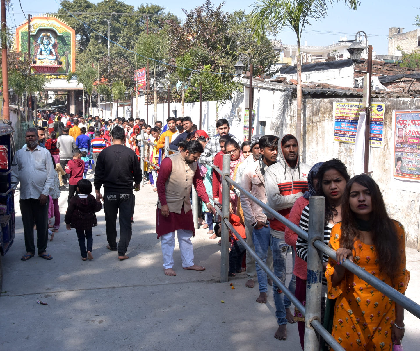 शिवरात्रि पर बागेश्वर महादेव मन्दिर में जलाभिषेक के लिये लाइन में लगे शिवभक्त शिवरात्रि पर बागेश्वर महादेव मन्दिर में जलाभिषेक के लिये लाइन में लगे शिवभक्त