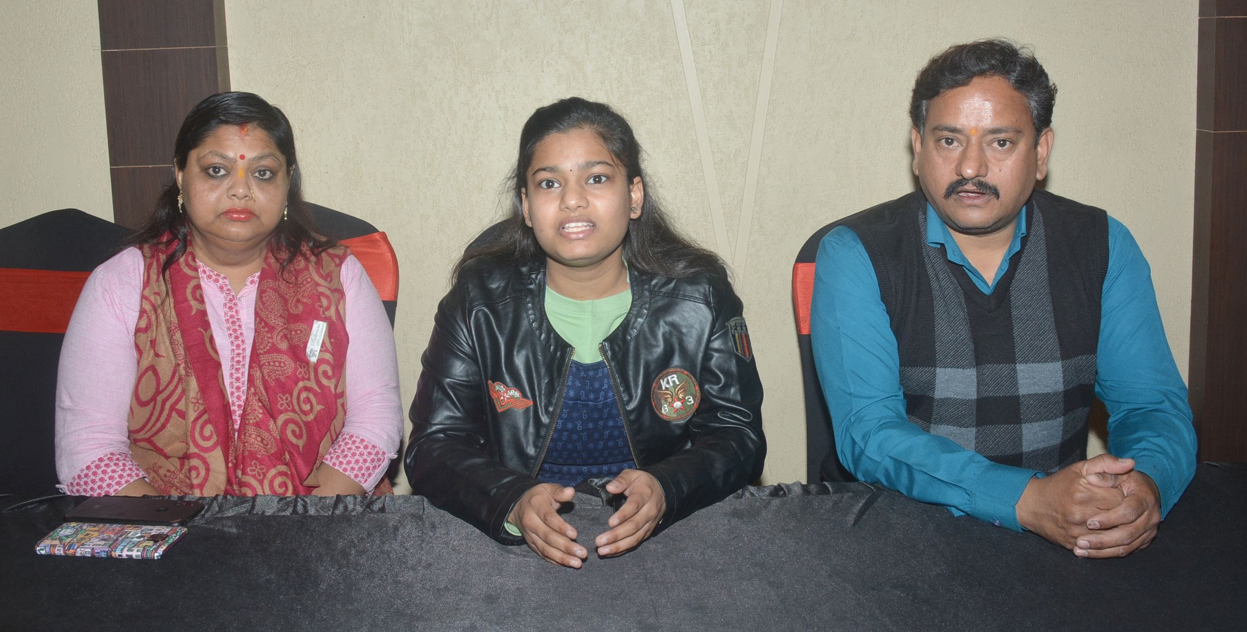 यूक्रेन से वापसी के बाद फाल्गुनी धीरज साथ में मां काजल धीरज और पिता पंकज धीरज।