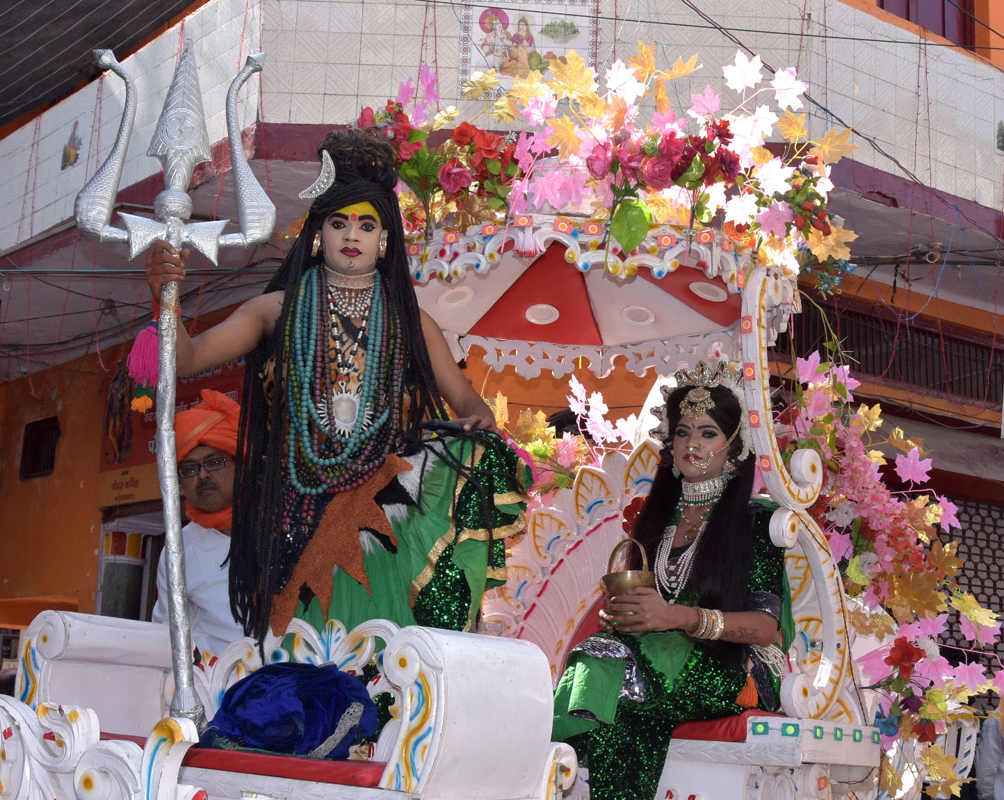 शिवरात्रि पर रानी बाजार स्थित पातालेश्वर महादेव मन्दिर से निकली शोभायात्रा में सजी शिव पार्वती शिवरात्रि पर रानी बाजार स्थित पातालेश्वर महादेव मन्दिर से निकली शोभायात्रा में सजी शिव पार्वती