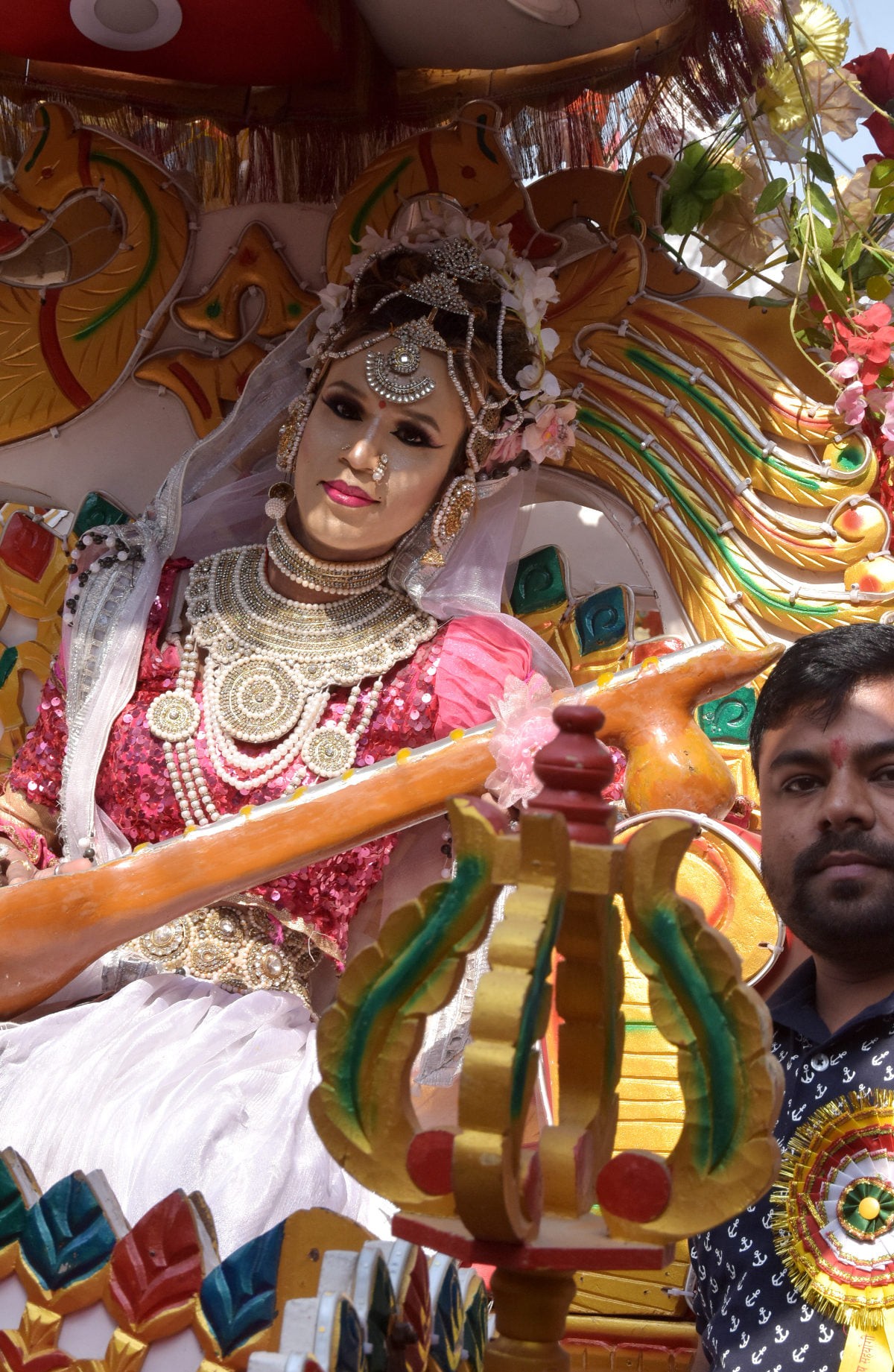 शिवरात्रि पर रानी बाजार स्थित पातालेश्वर महादेव मन्दिर से निकली शोभायात्रा में सजी सरस्वती की झ शिवरात्रि पर रानी बाजार स्थित पातालेश्वर महादेव मन्दिर से निकली शोभायात्रा में सजी सरस्वती की झ