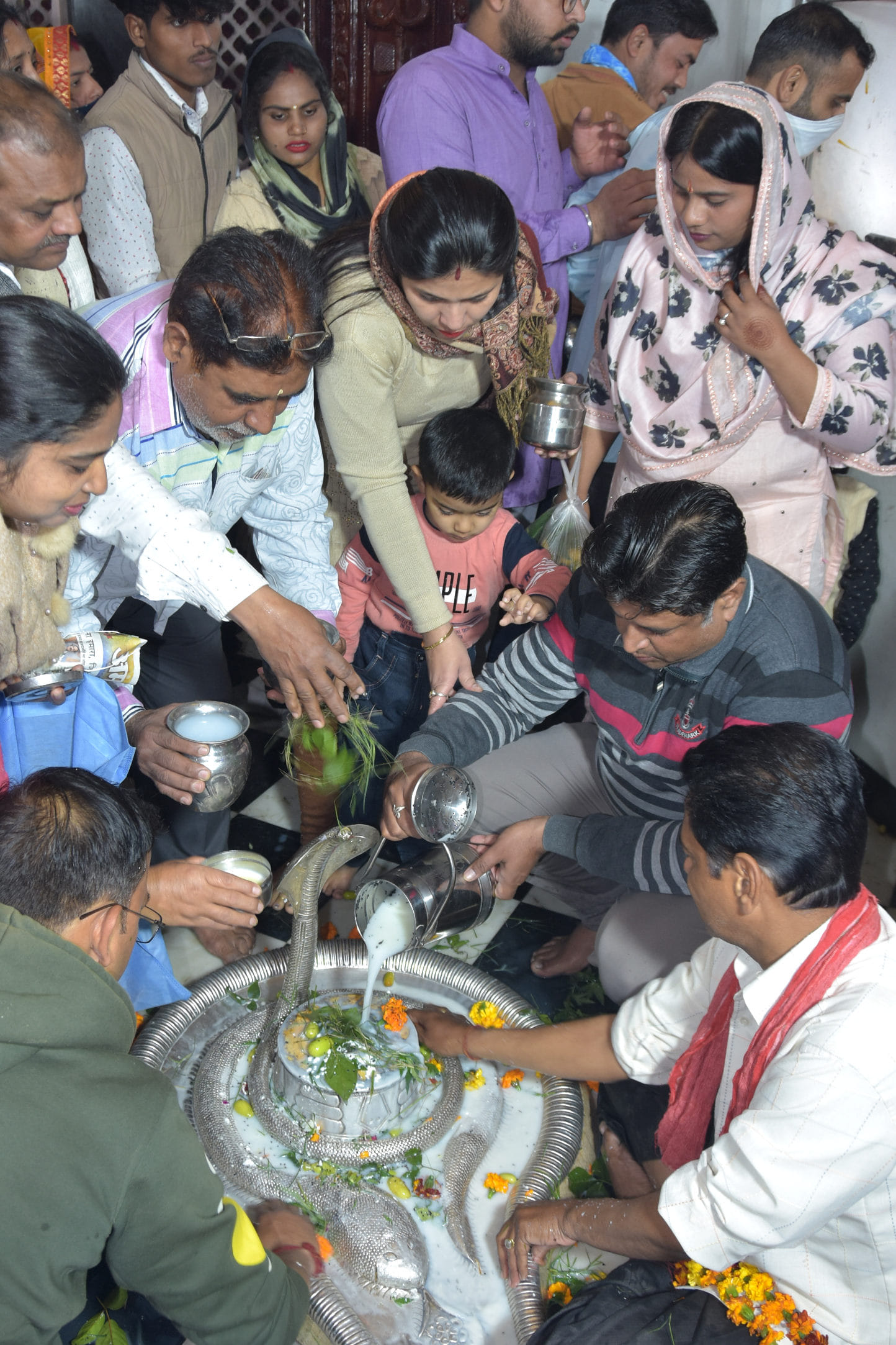 शिवरात्रि पर बागेश्वर महादेव मन्दिर में जलाभिषेक करते शिवभक्त शिवरात्रि पर बागेश्वर महादेव मन्दिर में जलाभिषेक करते शिवभक्त