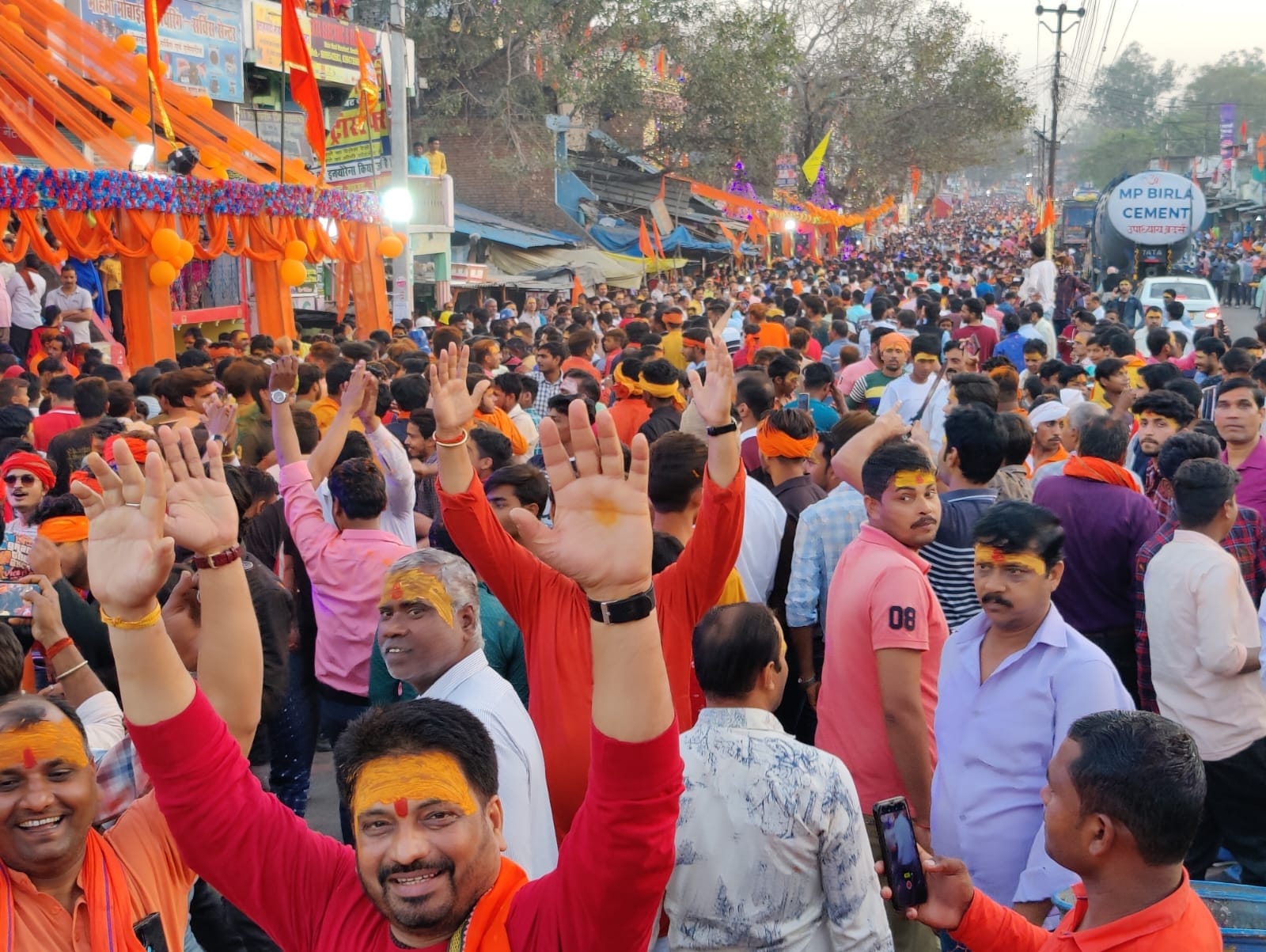 रेणुकूट में शिव बारात शोभा यात्रा में उमड़ा जन सैलाब। रेणुकूट में शिव बारात शोभा यात्रा में उमड़ा जन सैलाब।