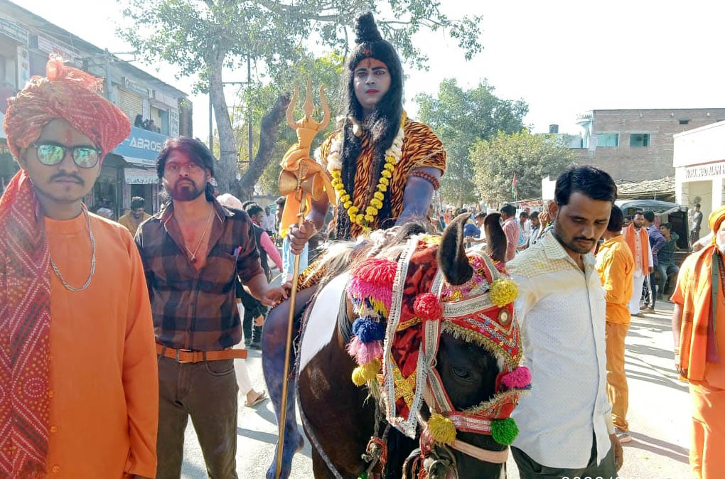 मौदहा कस्बे में घोड़े पर सवार भगवान शिव की झांकी। मौदहा कस्बे में घोड़े पर सवार भगवान शिव की झांकी।