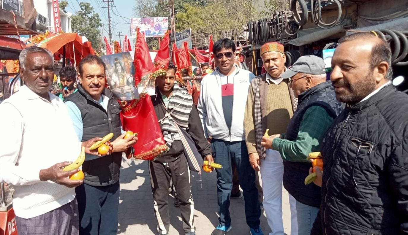 काशीपुर के मुख्य चौराहा पर पूर्व सांसद केसी सिंह बाबा कांवडिय़ों को फल बांटते हुए।