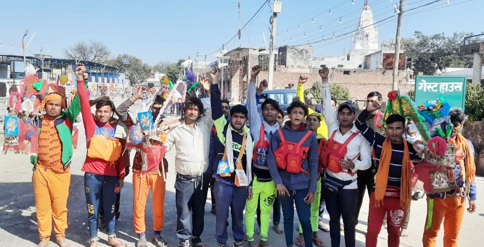 बोल-बम-बम:बालैनी के पुरा महादेव मंदिर पर जल चढ़ाने के बाद भोले का जयकारा लगाते कावड़ियें बोल-बम-बम:बालैनी के पुरा महादेव मंदिर पर जल चढ़ाने के बाद भोले का जयकारा लगाते कावड़ियें