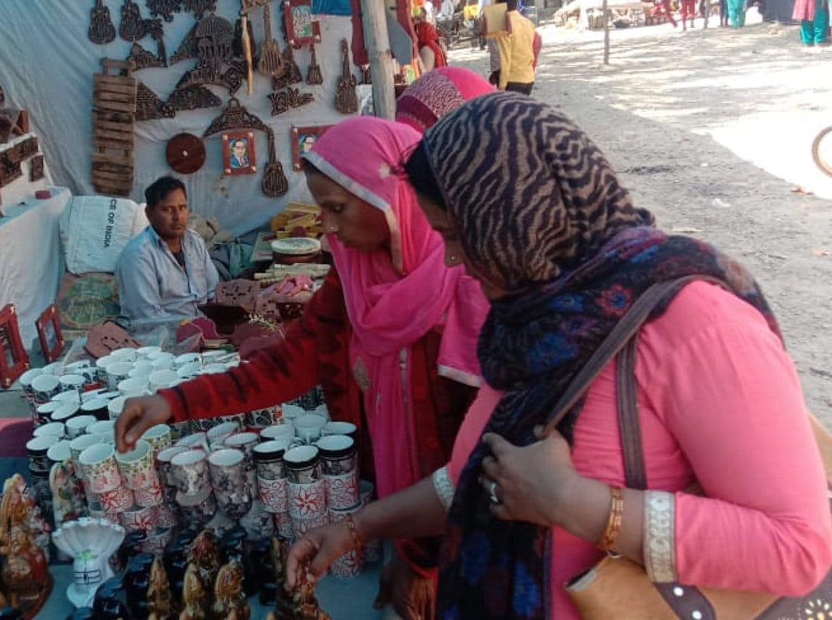 बालैनी के पुरा महादेव मंदिर में जलाभिषेक के बाद मेले में खरीदारी करती महिलाएं बालैनी के पुरा महादेव मंदिर में जलाभिषेक के बाद मेले में खरीदारी करती महिलाएं