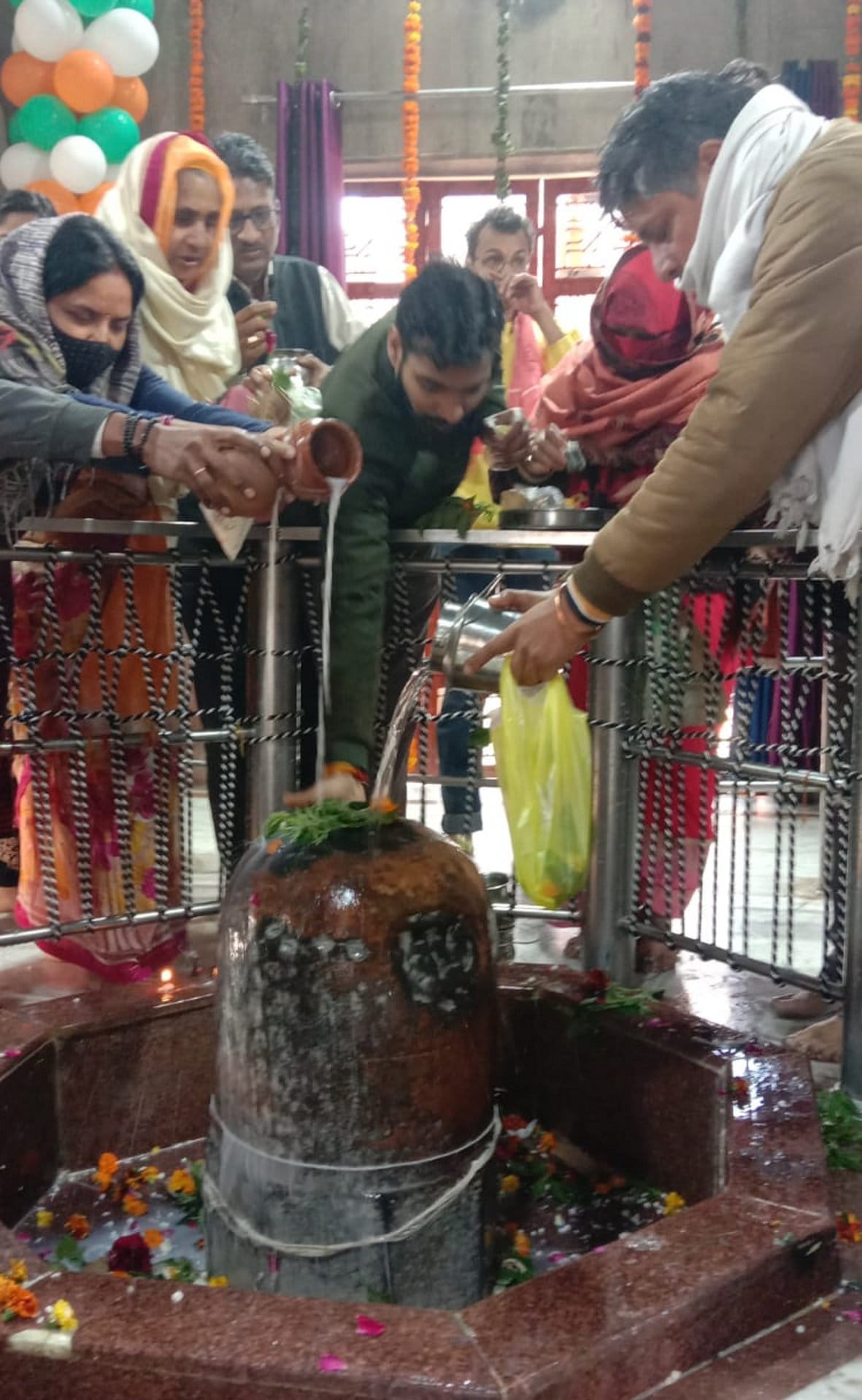 बालैनी के पुरा महादेव मंदिर में सोमवार को शिवलिंग पर जलाभिषेक करते शिवभक्त बालैनी के पुरा महादेव मंदिर में सोमवार को शिवलिंग पर जलाभिषेक करते शिवभक्त