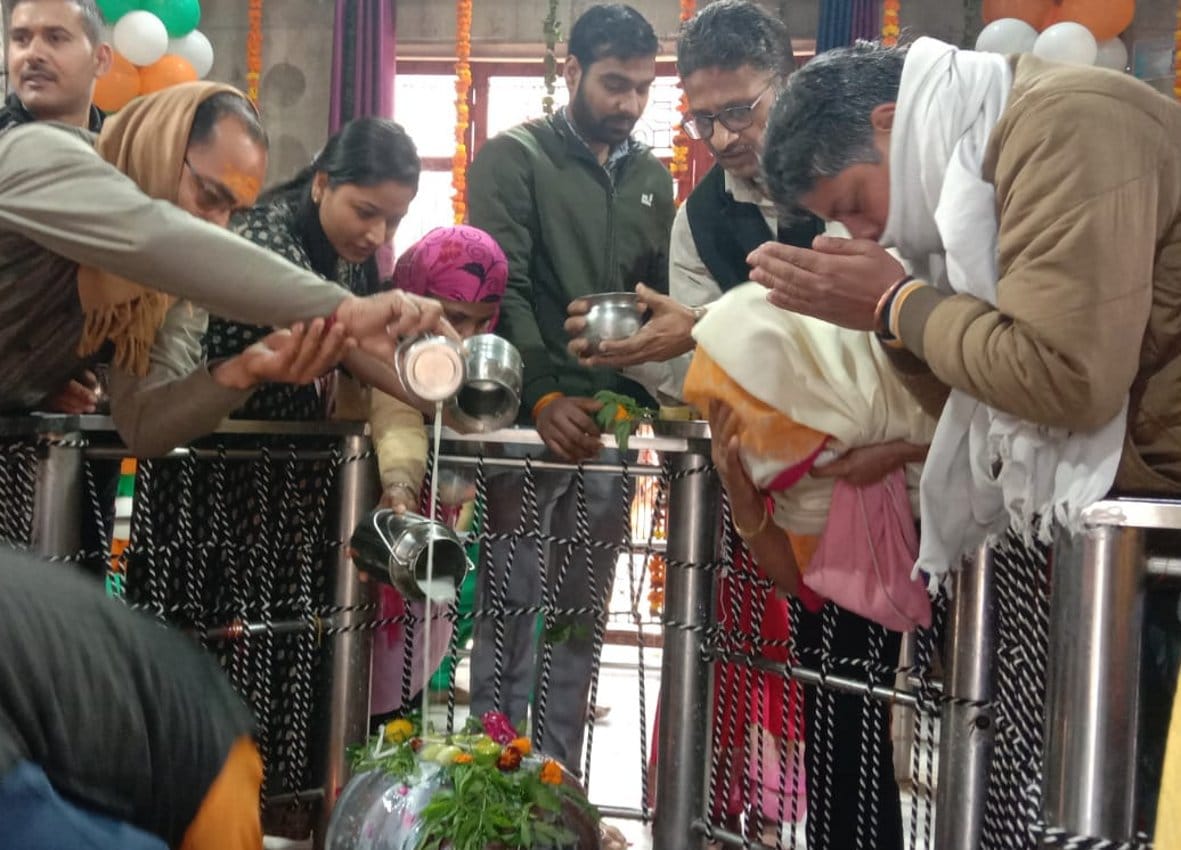 बालैनी के पुरा महादेव मंदिर में सोमवार को शिवलिंग पर जलाभिषेक करते शिवभक्त बालैनी के पुरा महादेव मंदिर में सोमवार को शिवलिंग पर जलाभिषेक करते शिवभक्त