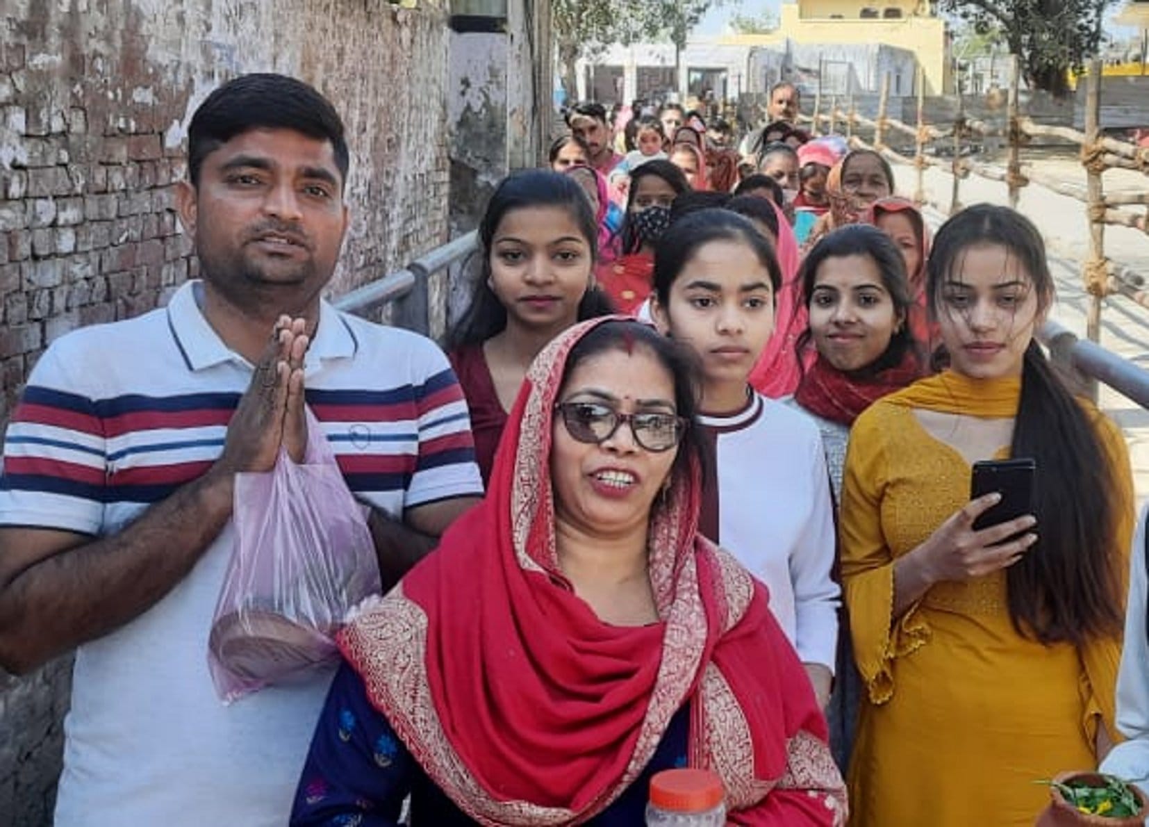 बालैनी के पुरा महादेव मंदिर में सोमवार को जलाभिषेक करने के लिए लाइन में लगे शिवभक्त बालैनी के पुरा महादेव मंदिर में सोमवार को जलाभिषेक करने के लिए लाइन में लगे शिवभक्त