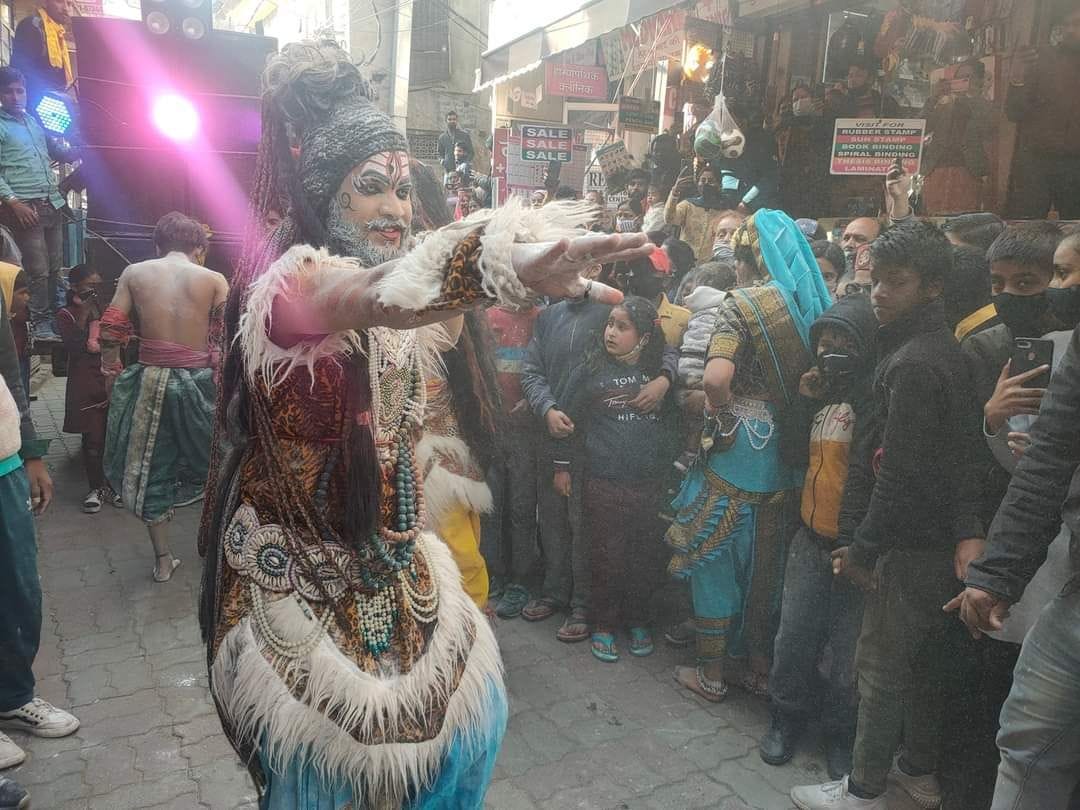 शिव ताड़व करते हुए।