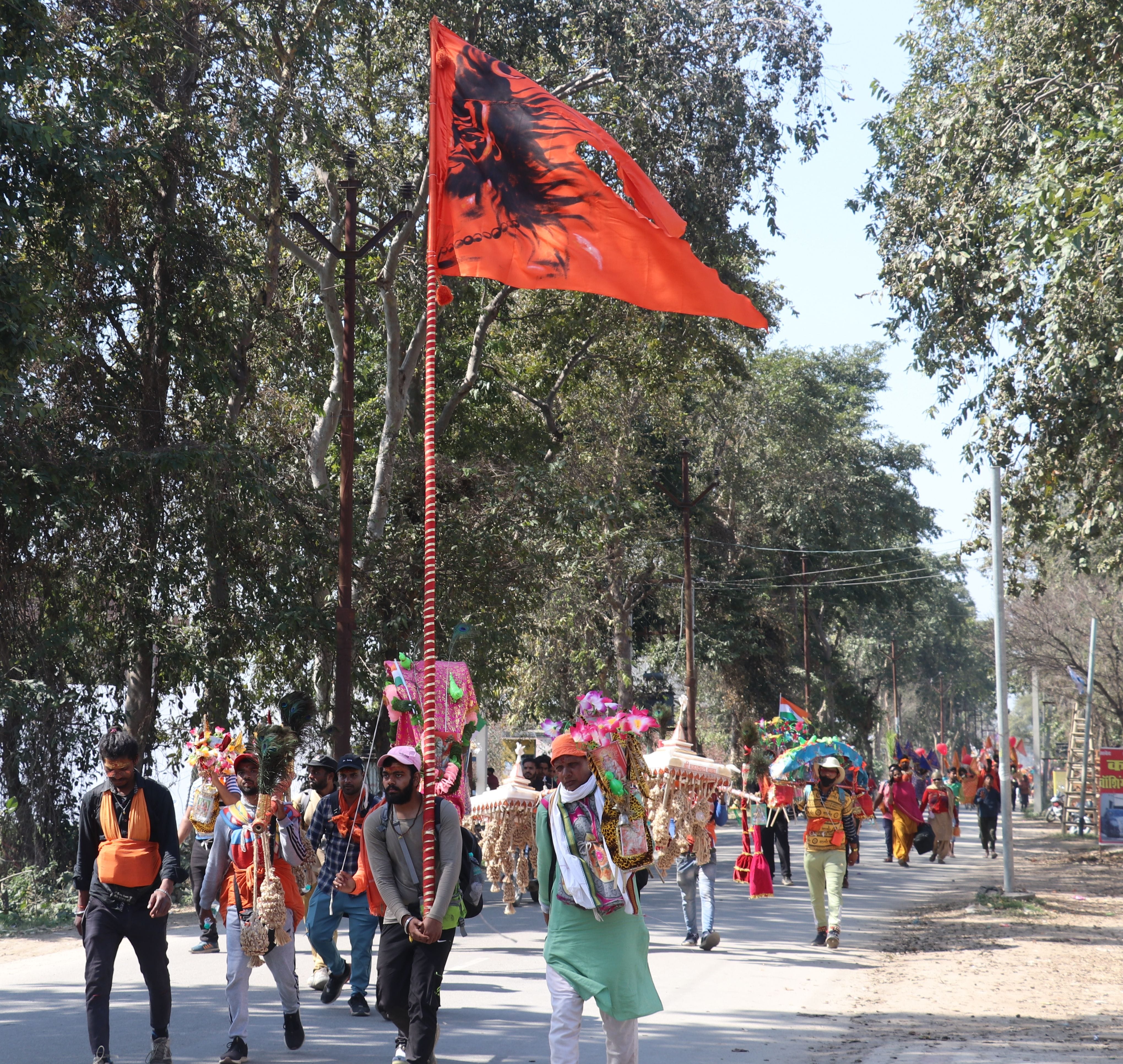 काशीपुर में ध्वजा कांवड़ लेकर आता कांवड़ियों का दल।