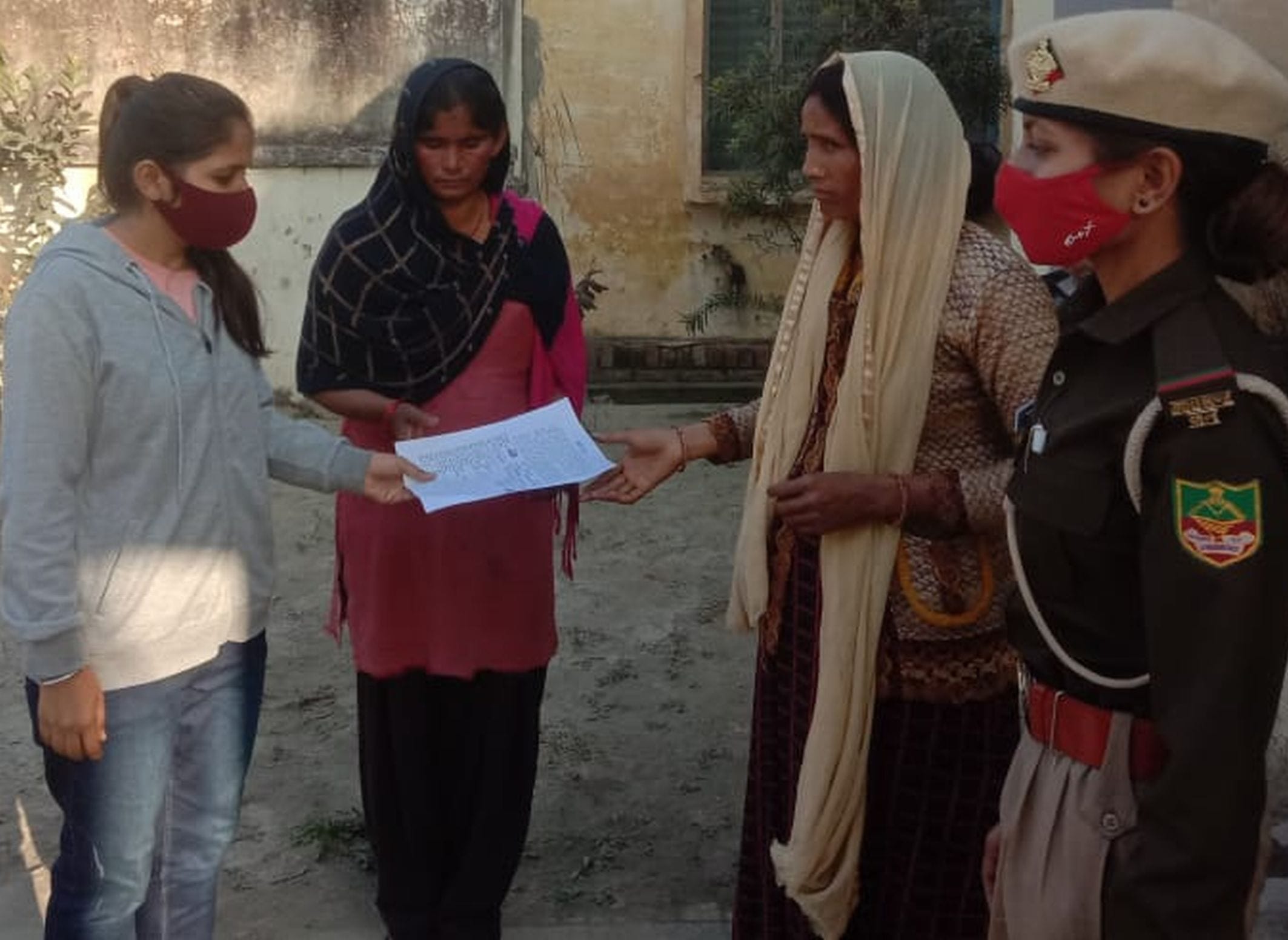 सितारगंज लौका गांव में वन टीम की हिरासत में बतखों का शिकार करने की आरोपी महिला।