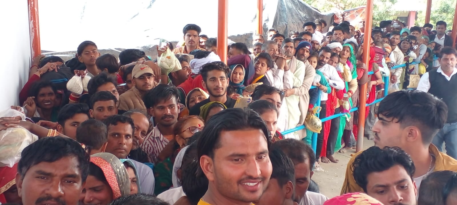 महाभारतकालीन बरसी शिव मंदिर में लाइन में लगे श्रद्वालु