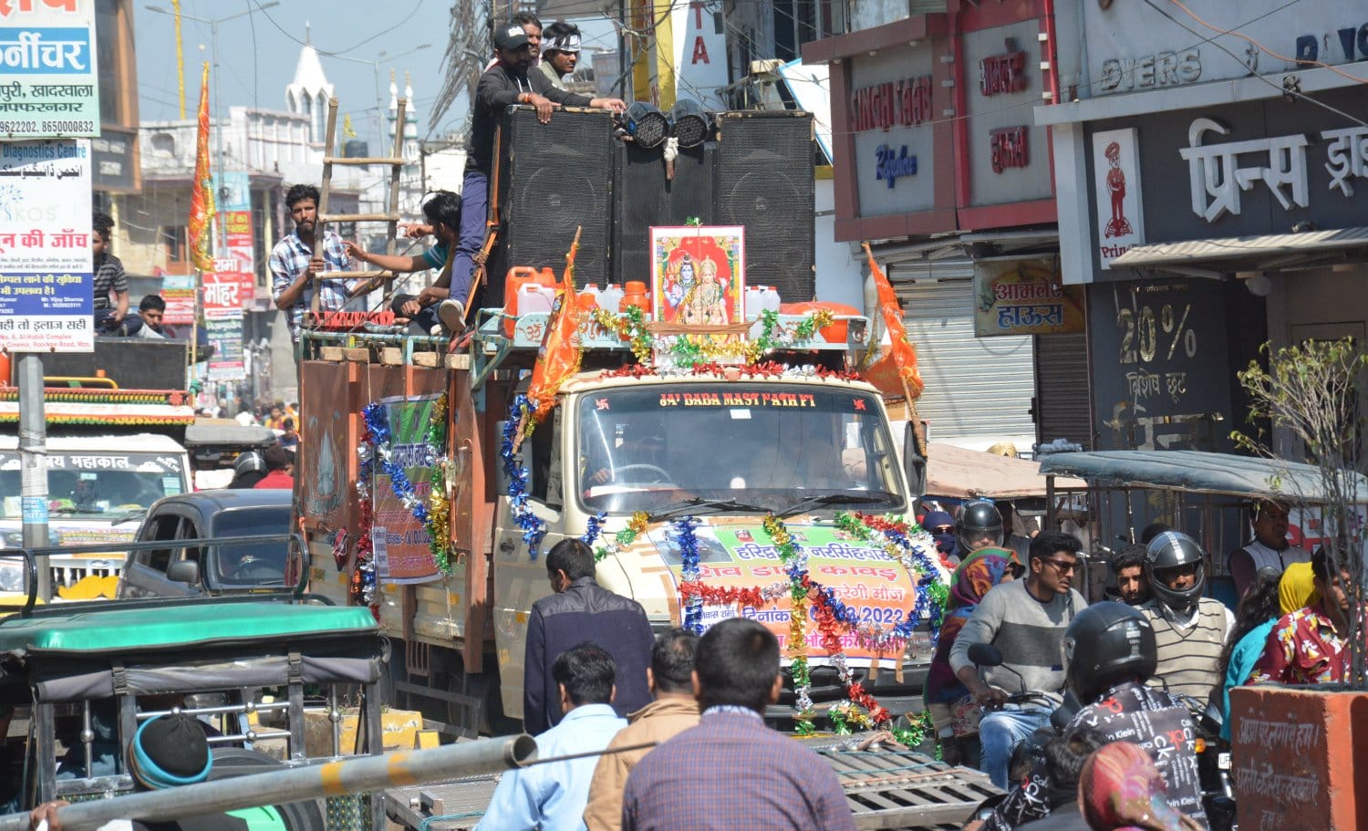 मुजफ्फरनगर में रुडकी रोड पर लगे जाम में फसी डाक कावड। एवं अव्यवस्था के चलते लगा जाम। मुजफ्फरनगर में रुडकी रोड पर लगे जाम में फसी डाक कावड। एवं अव्यवस्था के चलते लगा जाम।