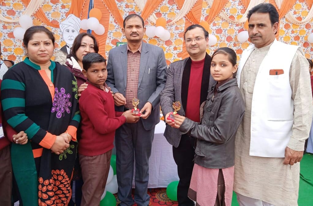 खतौली के गांव भैसी में प्रतियोगिता में पुरस्कार वितरित करते हुए।