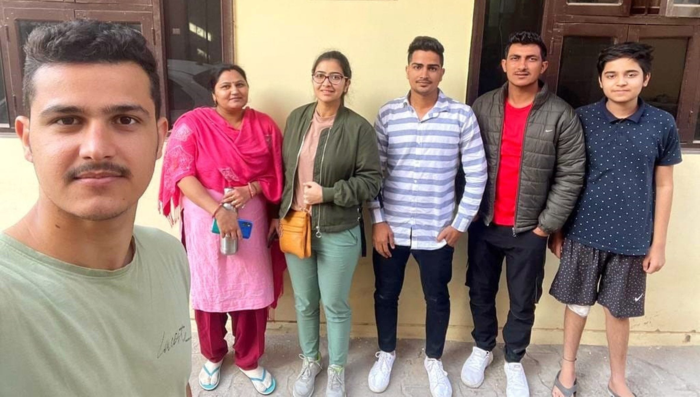 यूक्रेन से सुरक्षित वापसी पर परिवार के साथ खुशी के माहौल में एकता श्योराण। संवाद यूक्रेन से सुरक्षित वापसी पर परिवार के साथ खुशी के माहौल में एकता श्योराण। संवाद