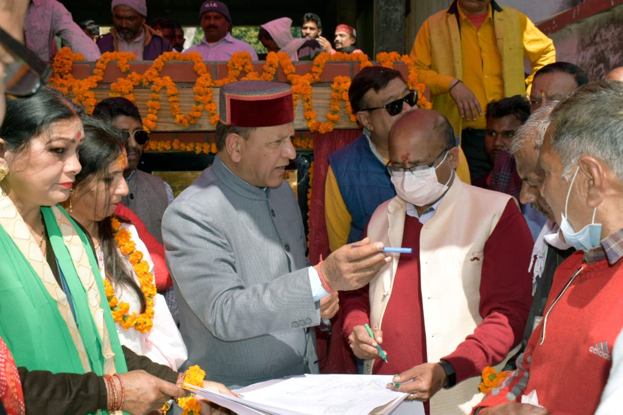 नाहन के पौढ़ीवाला शिव मंदिर परिसर के सौंदर्यीकरण कार्य को लेकर अधिकारियों को दिशा निर्देश देते ?