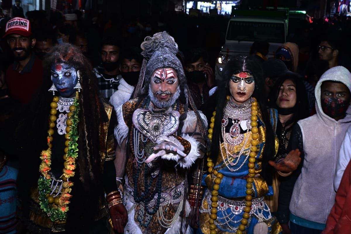 मालरोड़ पर निकली शिव बारात में शिव, पार्वती के भेष में बहरूपिए।
