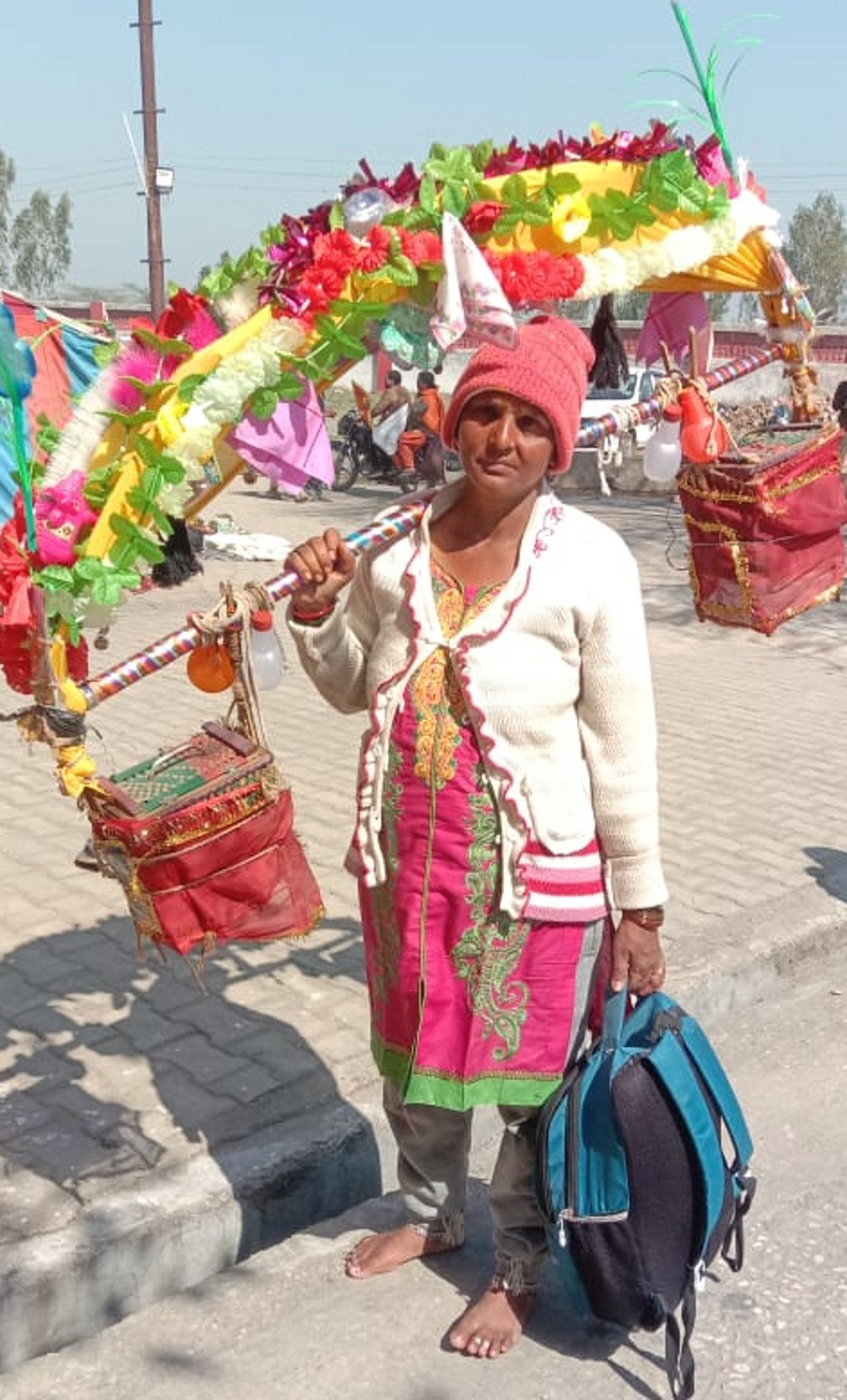 हरिद्वार से गंगाजल लाने के बाद बालैनी के पुरा महादेव मंदिर में कावड़ लेकर पहुंची महिला शिवभक्त हरिद्वार से गंगाजल लाने के बाद बालैनी के पुरा महादेव मंदिर में कावड़ लेकर पहुंची महिला शिवभक्त